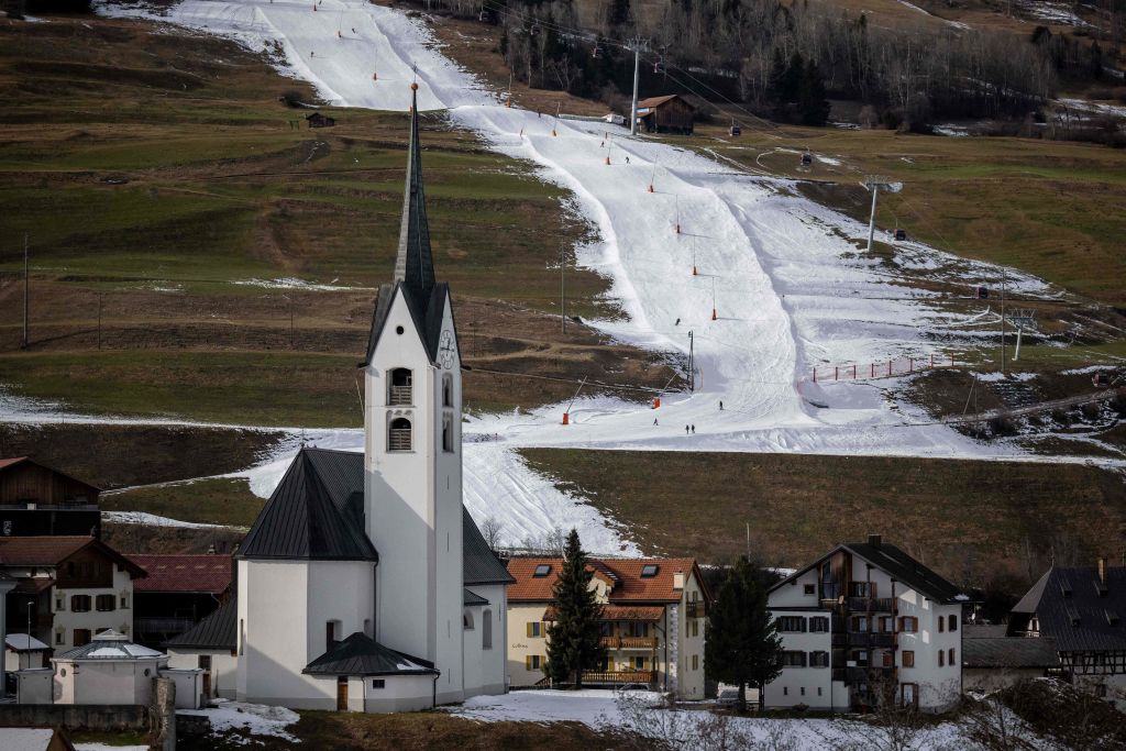 SWITZERLAND-LEISURE-TOURISM-EARNINGS-CLIMATE