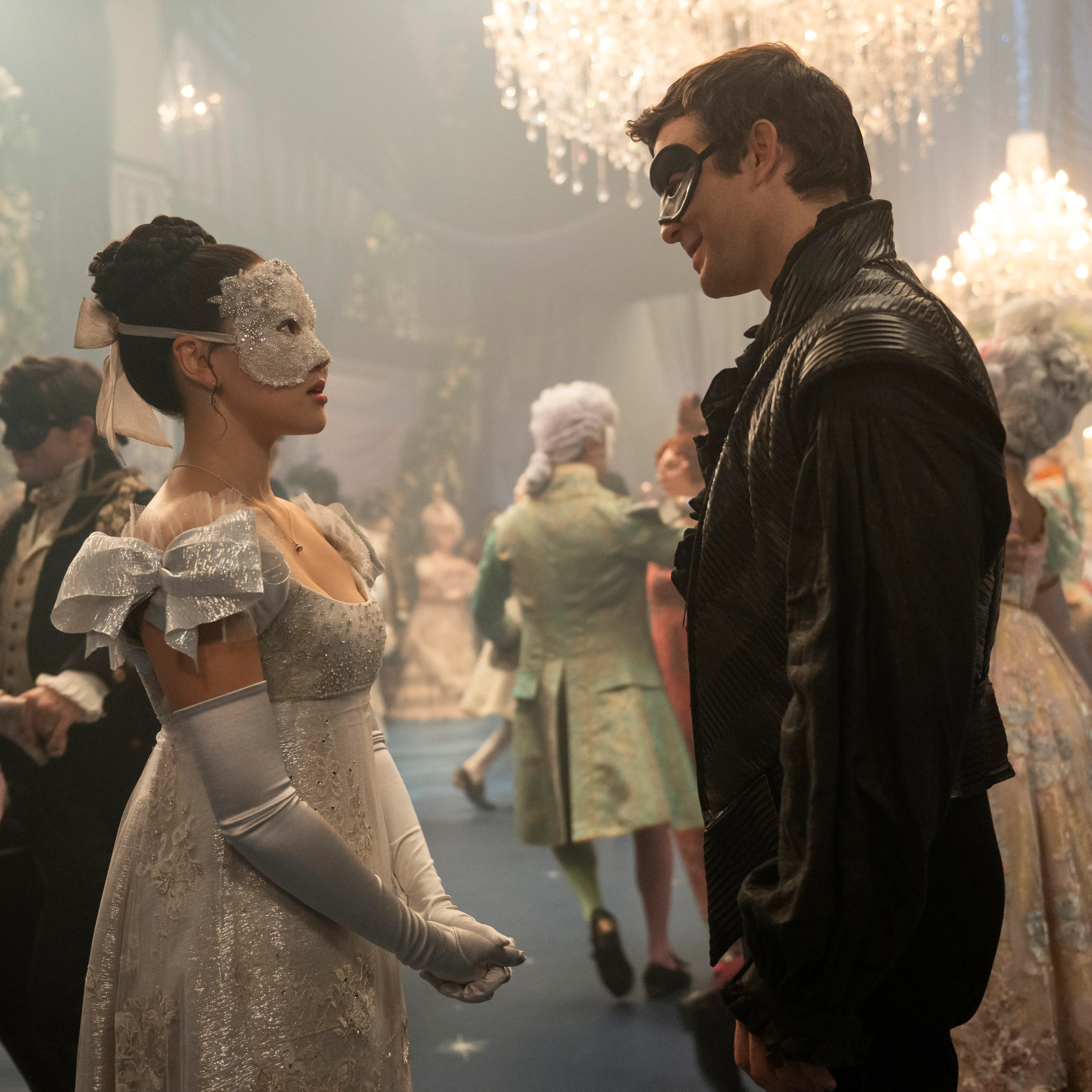 (L to R) Yerin Ha as Sophie Baek and Luke Thompson as Benedict Bridgerton in season 4 of Bridgerton.