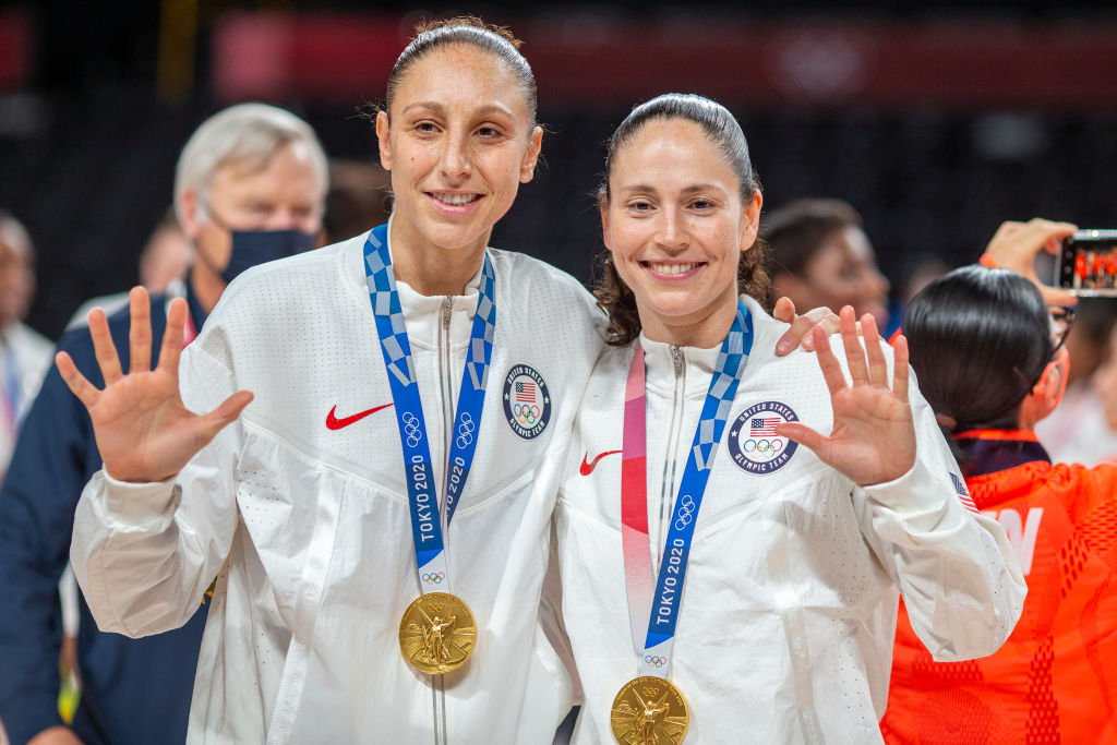 WNBA Sue Bird & Diana Taurasi サイン入り写真 NBA 2K23 WNBA Edition cover spotlights Diana Taurasi & Sue Bird