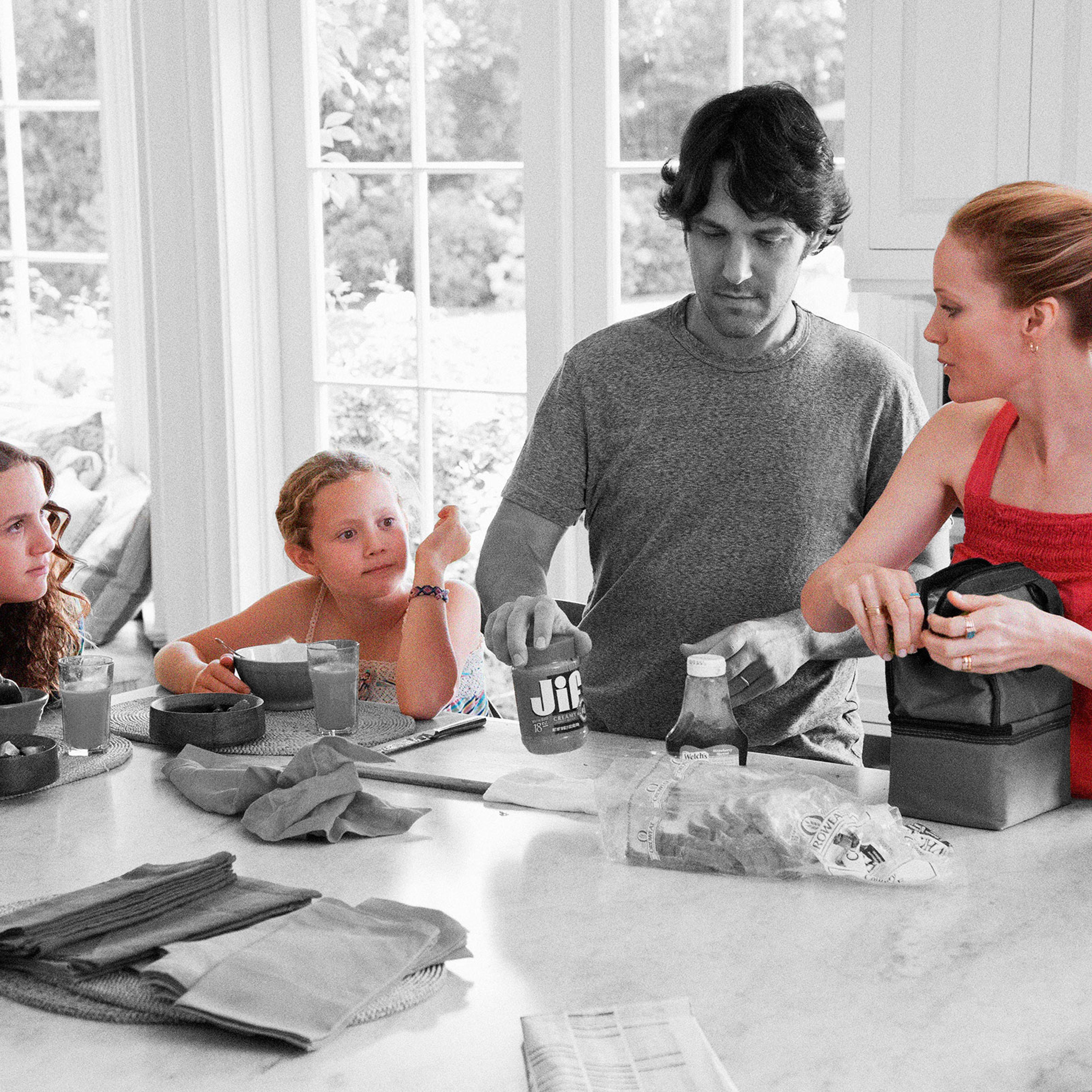 Maude Apatow, Iris Apatow, Paul Rudd, and Leslie Mann in This is 40