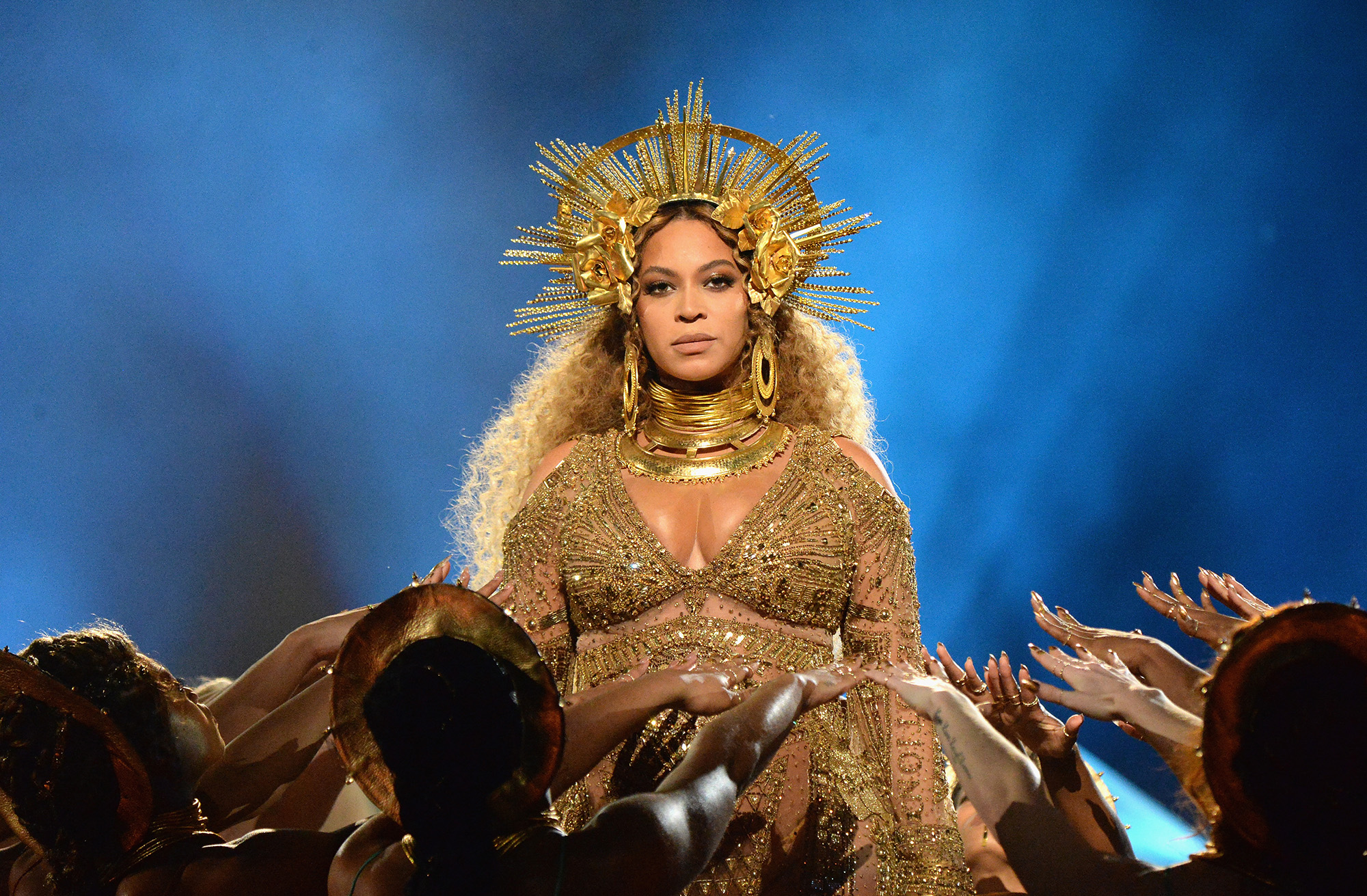 Grammys 2017: Beyonc's Gold Dress Featured Her Own Face