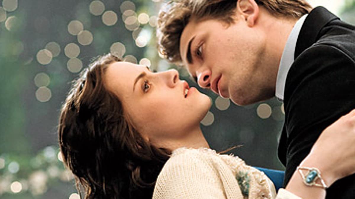 Twilight Review: Swooningly True to the Book