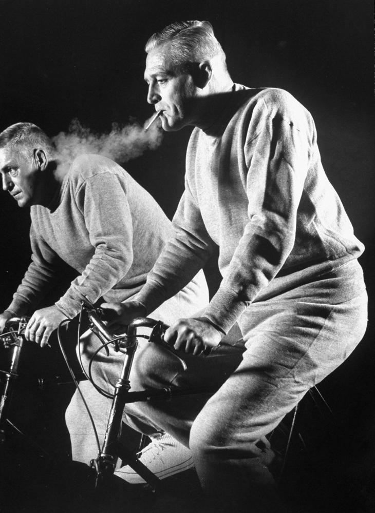 Photo illustrating results of a study conducted by Dr. E. Cuyler Hammond of the American Cancer Society at the time of the Surgeon General's 1964 report on smoking and health.
