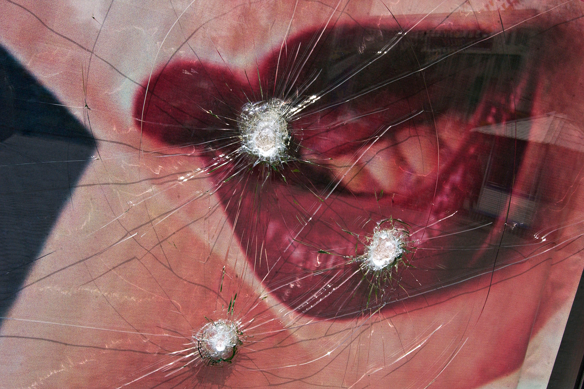 protest-KYRGYZSTAN-Bishkek-revolution-thugs-looted-main-shops-thomas-dworzak-magnum