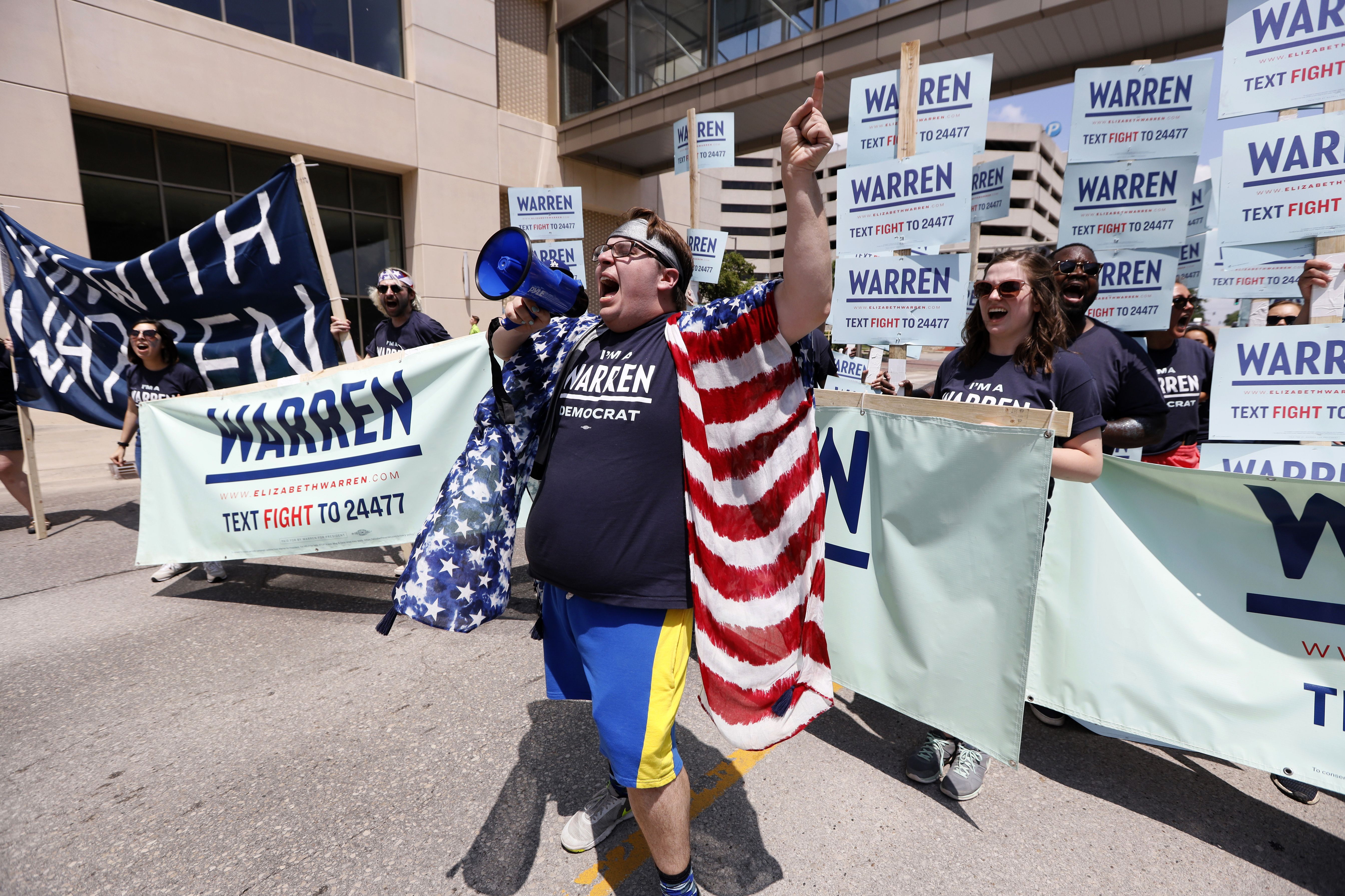 Bobby Bauch, of Dubuque, Iowa, leads cheers for Democratic presidential candidate Elizabeth Warren before the Iowa Democratic Party's Hall of Fame Celebration