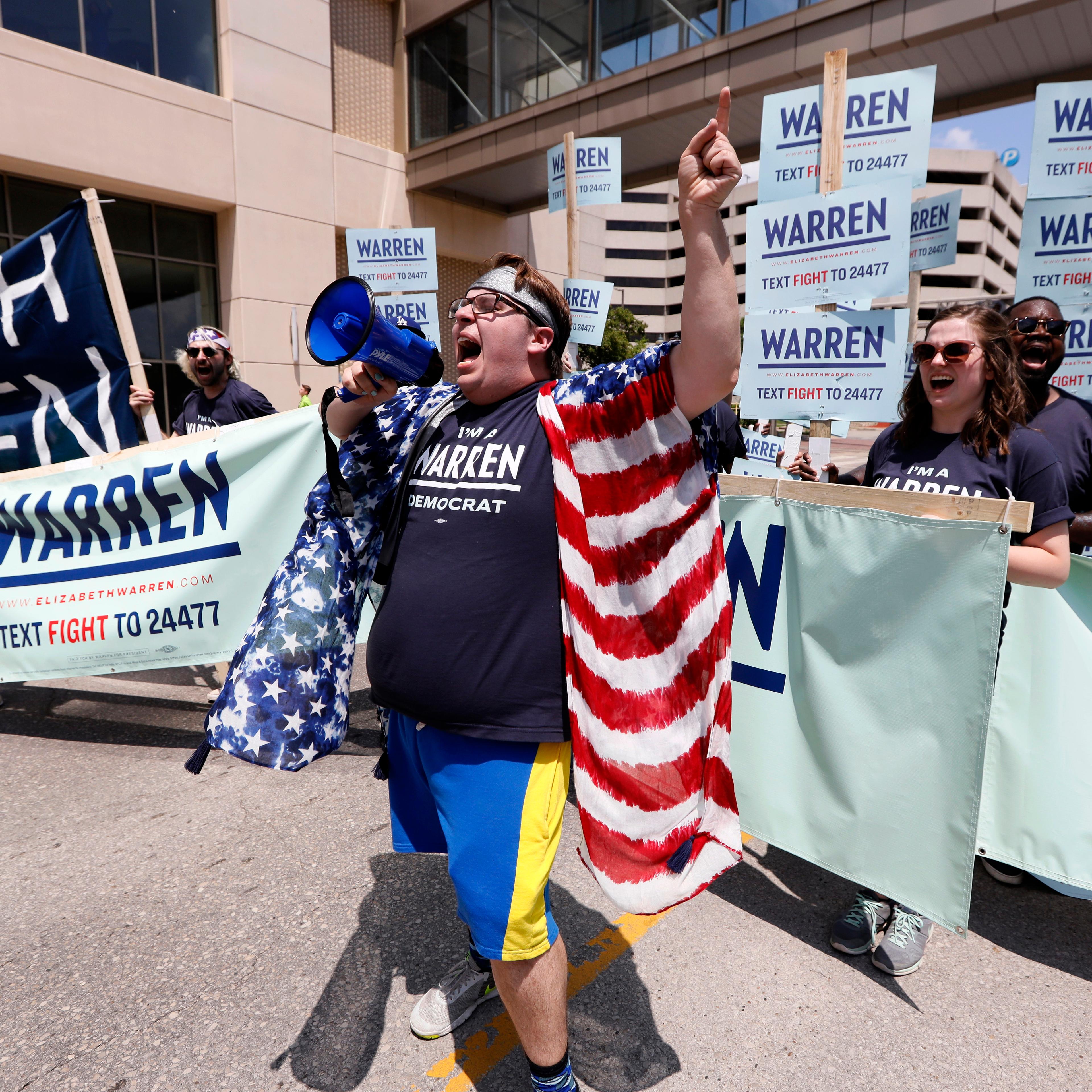 Bobby Bauch, of Dubuque, Iowa, leads cheers for Democratic presidential candidate Elizabeth Warren before the Iowa Democratic Party's Hall of Fame Celebration