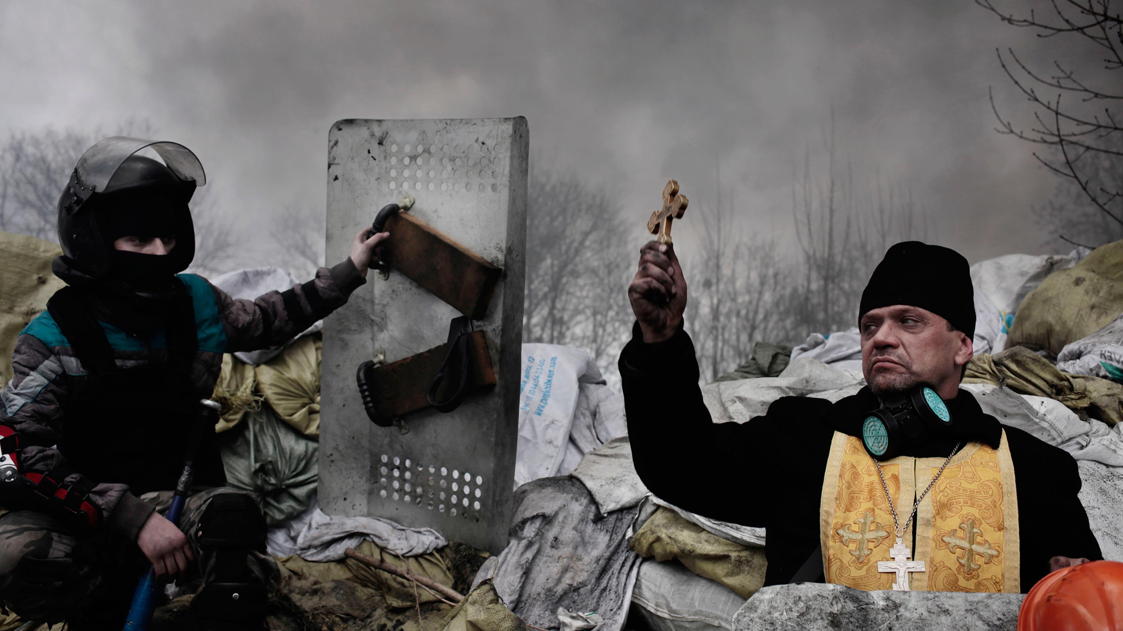 protest-ukraine-kiev-orthodox-priest-blesses-protesters-riot-police-jerome-sessini-magnum