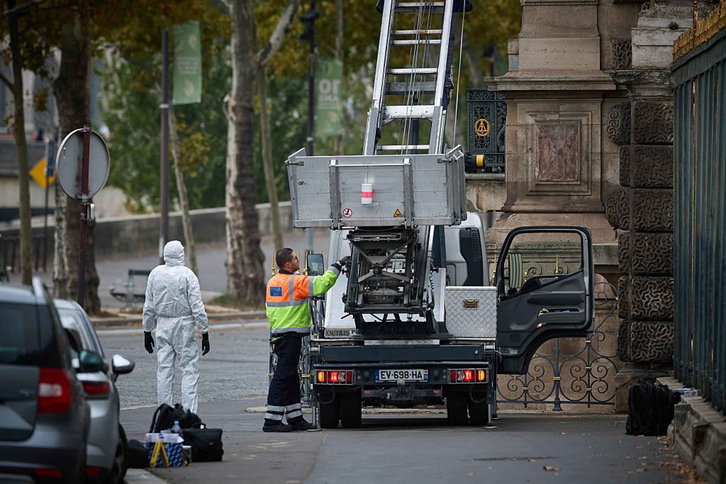 Louvre Closes After Jewellery Heist