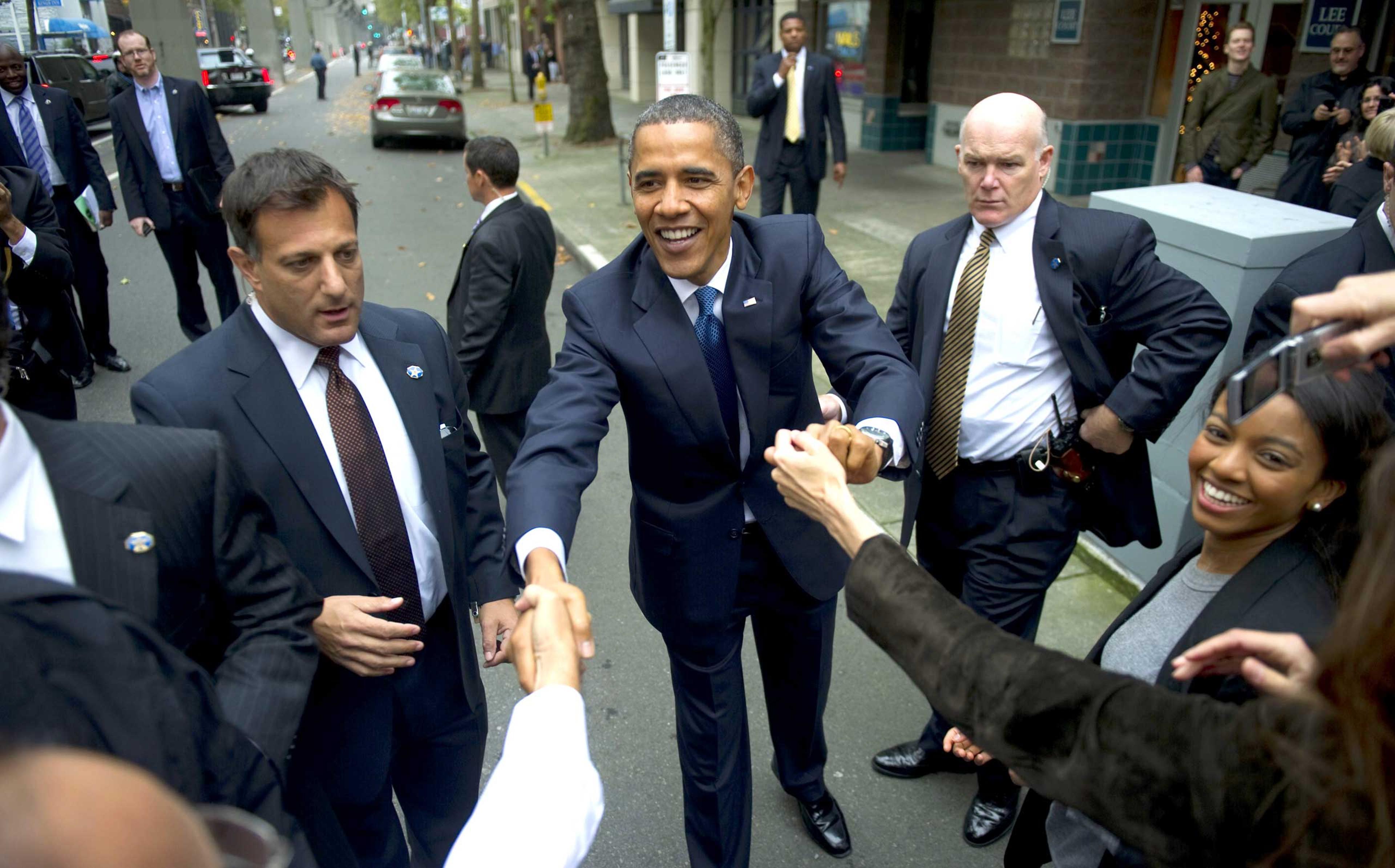 US President Barack Obama (C) shakes han