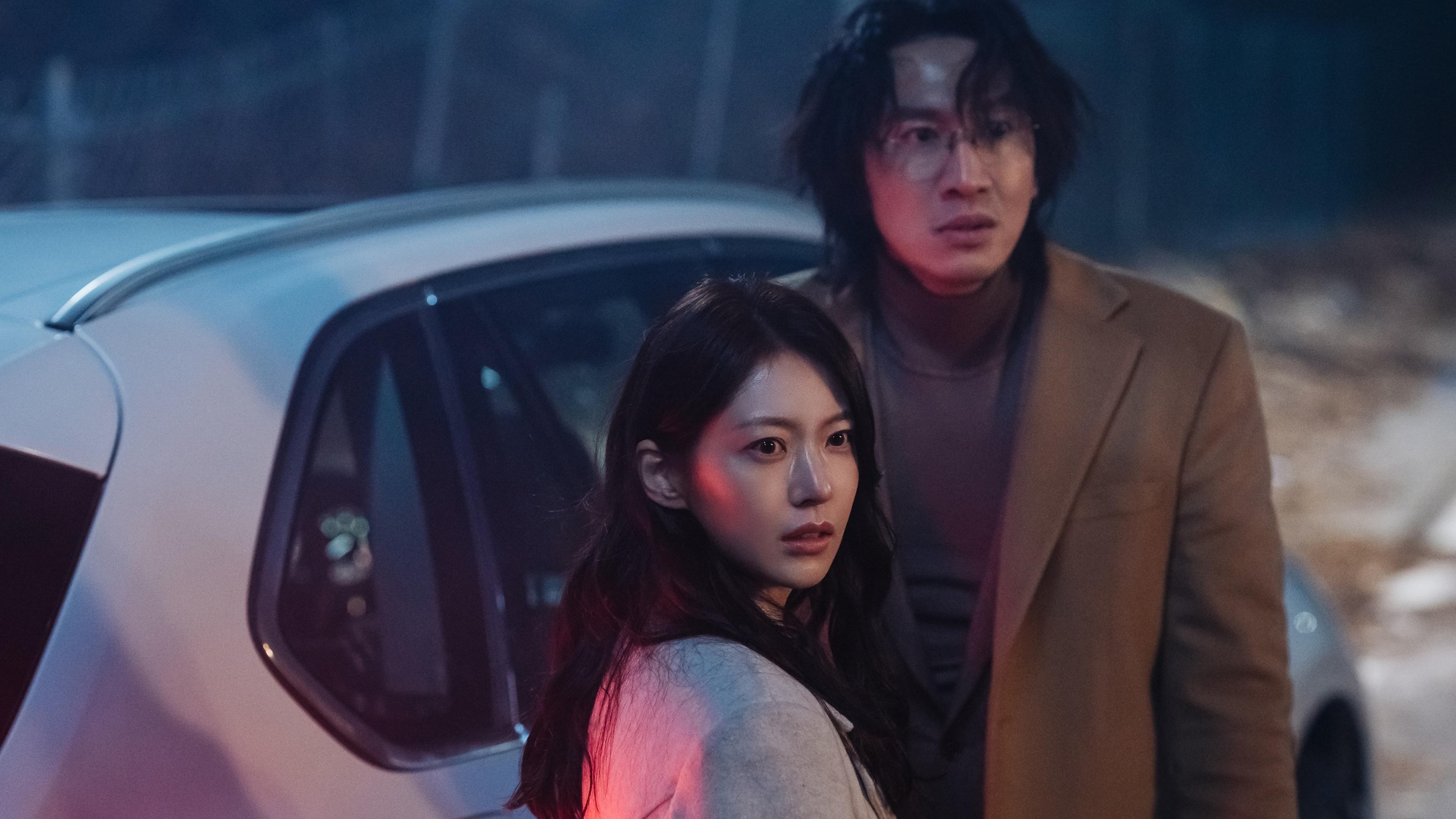Karma (L to R) GONG SEUNG-YEON as Lee Yu-jeong, LEE KWANG-SOO as Han Sang-hun (Glasses) in Karma Cr. Jihyeong Seo/Netflix © 2025