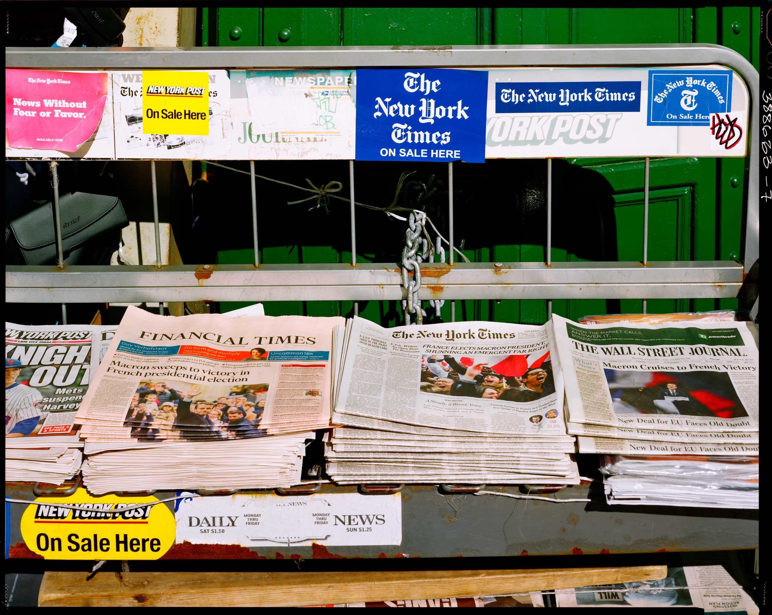 <b>Translation of caption from <i>Liberation:</i><b> May 8, 9 am, Union Square. It’s one of the rare remaining newsstands in the city. This morning, even the New York Post’s headline talks of the French election “FRANCE’S NEW LEADER, MACRON: Oui did it!” For the New York Times, it’s “SHUNNING AN EMERGENT FAR RIGHT.” France has elected Macron as its president while rejecting the emerging far right. Same story for the Wall Street Journal and the Financial Times: “MACRON CRUISES TO FRENCH VICTORY” and “MACRON SWEEPS TO VICTORY”. Macron sails to a victory and wins the presidential election. The city is in a good mood. It’s chilly out, but the sun is shining. 