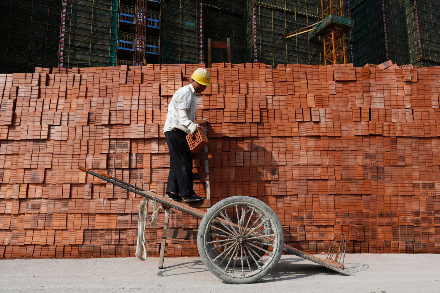 A labourer works at a construction site in Hangzhou, Zhejiang province, April 14, 2014. China's economy grew at its slowest pace in 18 months in the first quarter of 2014, official data showed on Wednesday.