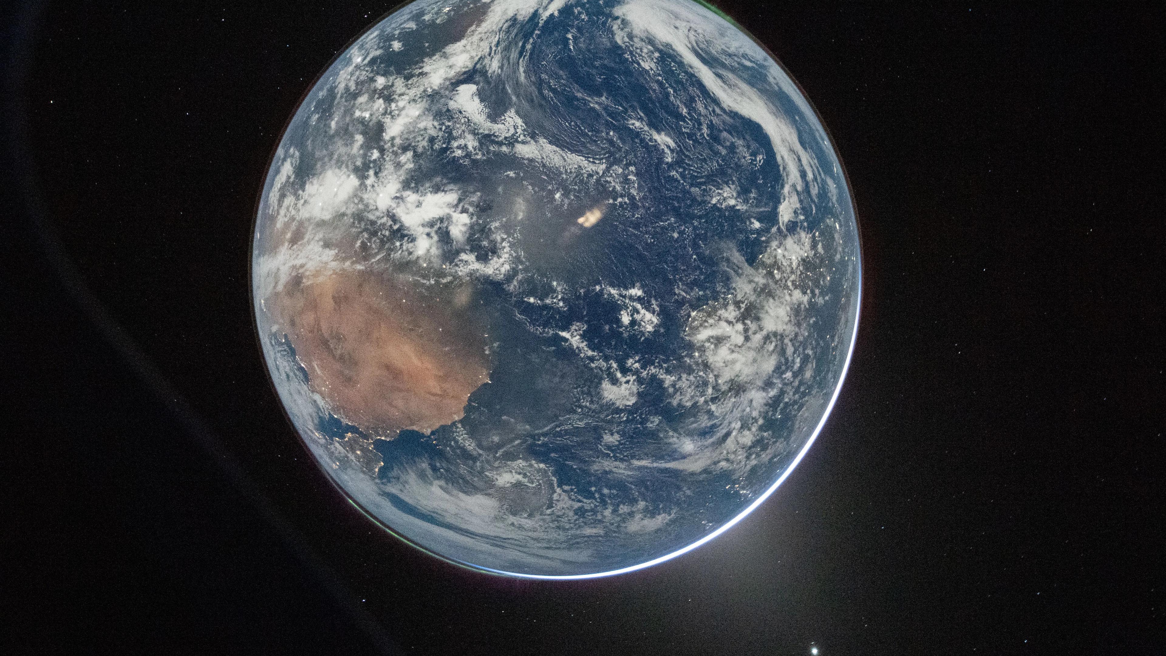 Artemis II steht kurz vor dem Flug um die Rückseite des Mondes ...