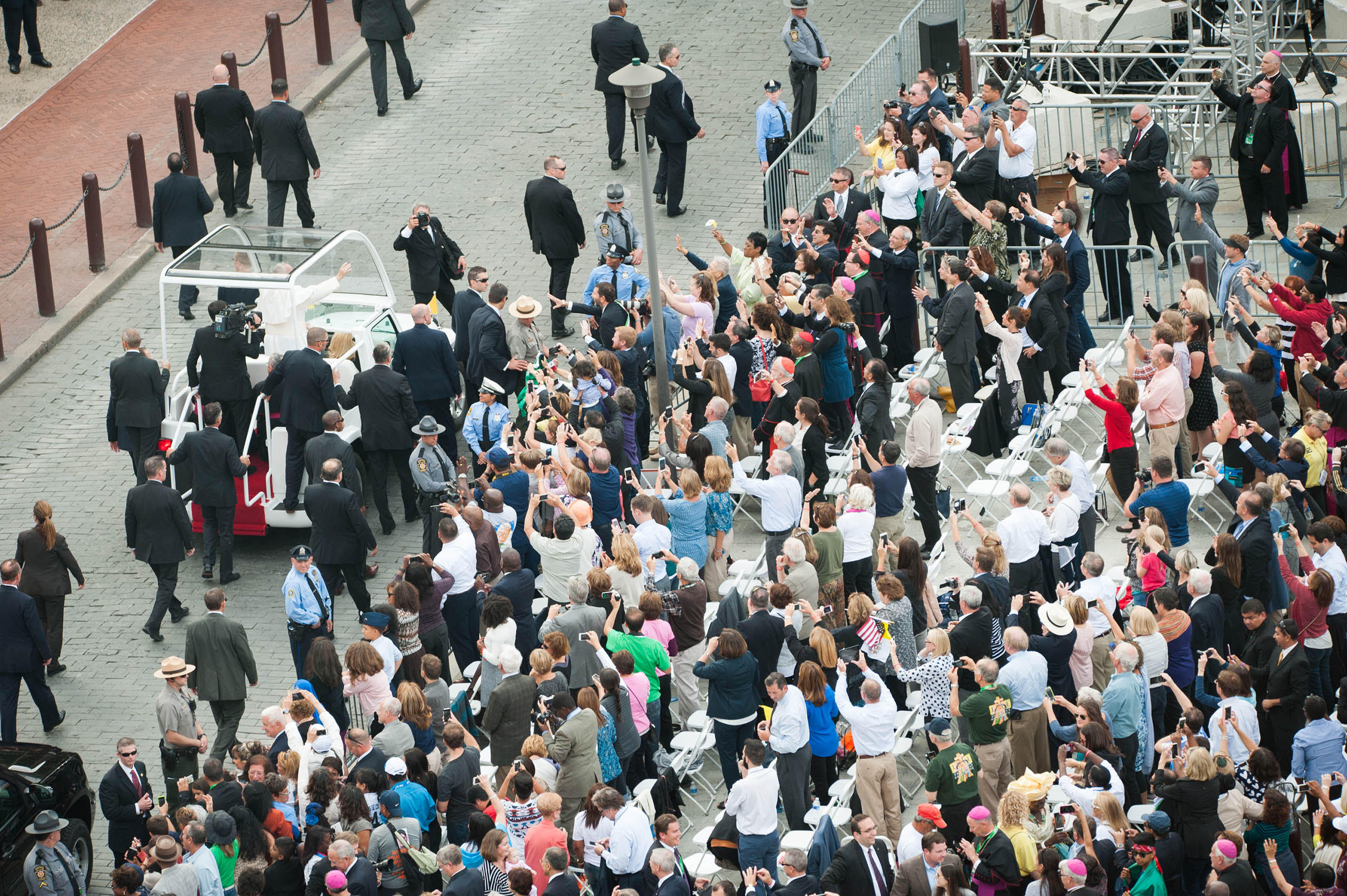 Pope Francis greets the crowd from the pope mobile as he arrives at Independence Mall in Philadelphia, PA. Sept, 26, 2015.