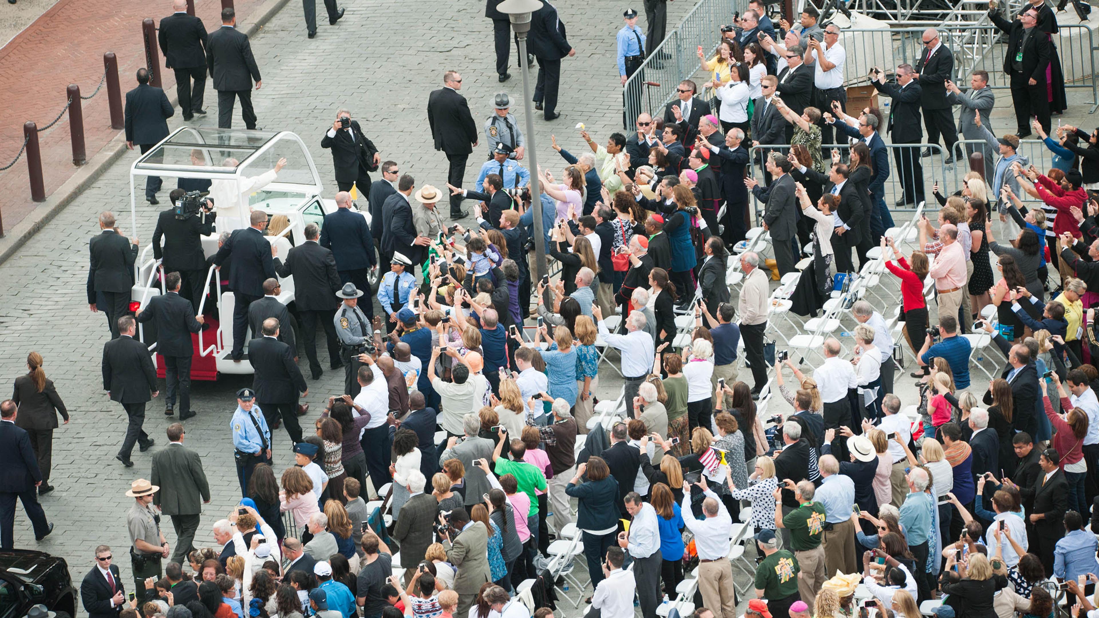 Pope Francis greets the crowd from the pope mobile as he arrives at Independence Mall in Philadelphia, PA. Sept, 26, 2015.