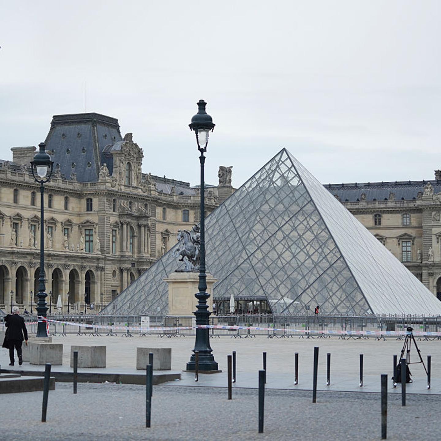 Louvre Closes After Jewellery Heist