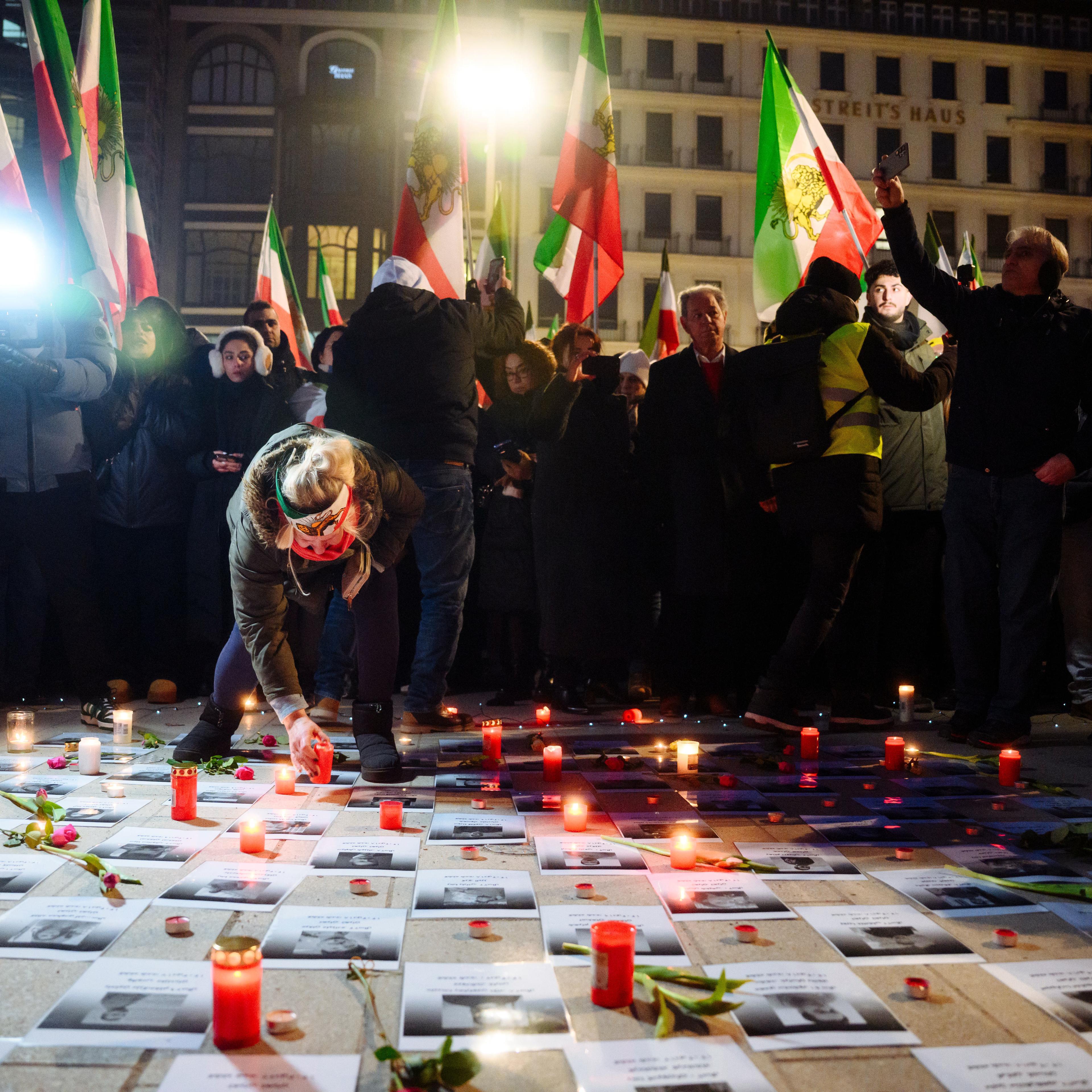 Chain of lights against the Iranian government