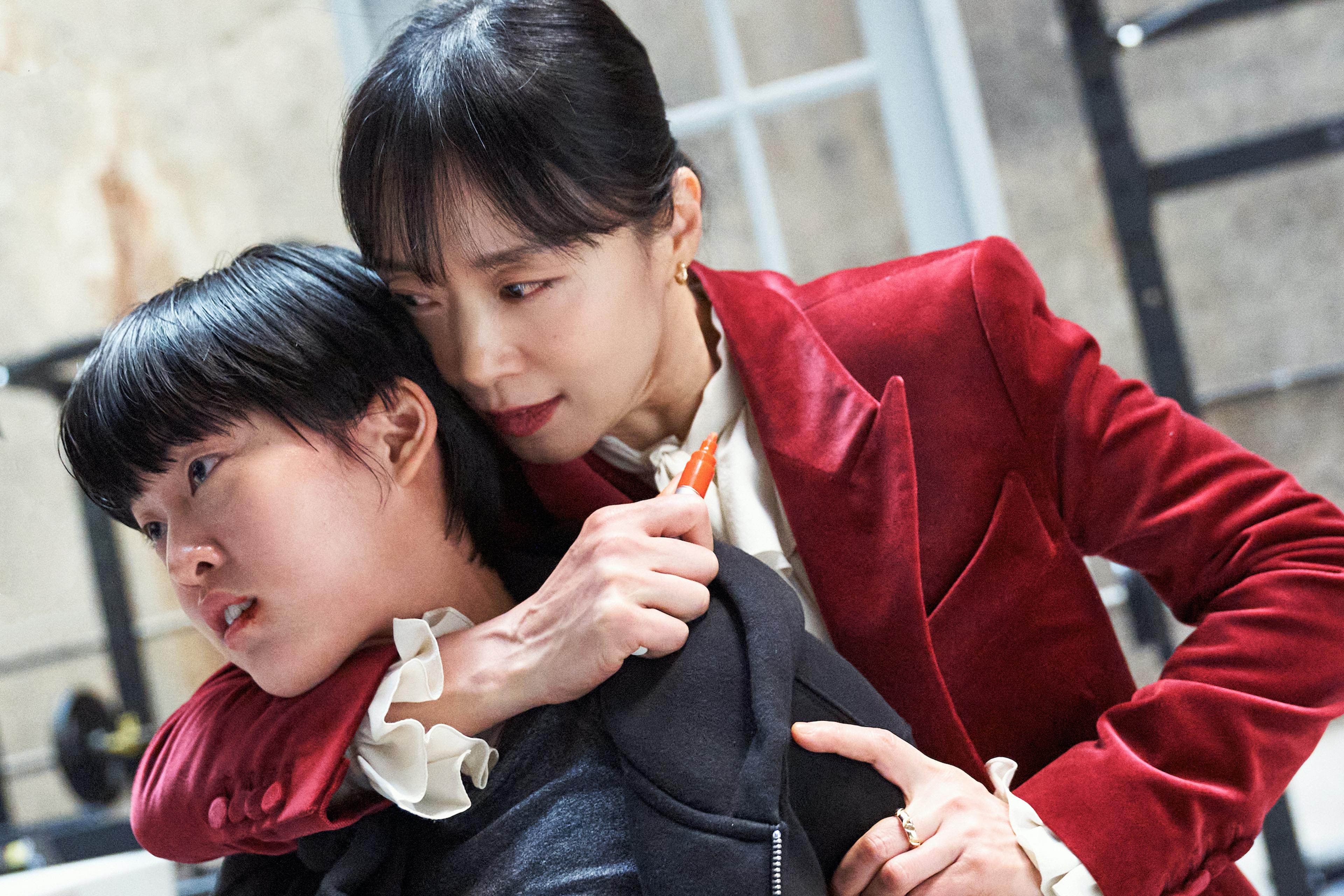 Gil Boksoon (Jeon Do-yeon) shows a class of MK trainees how she would, hypothetically, kill Kim Young-ji (Lee Yeon) using nothing but a marker.