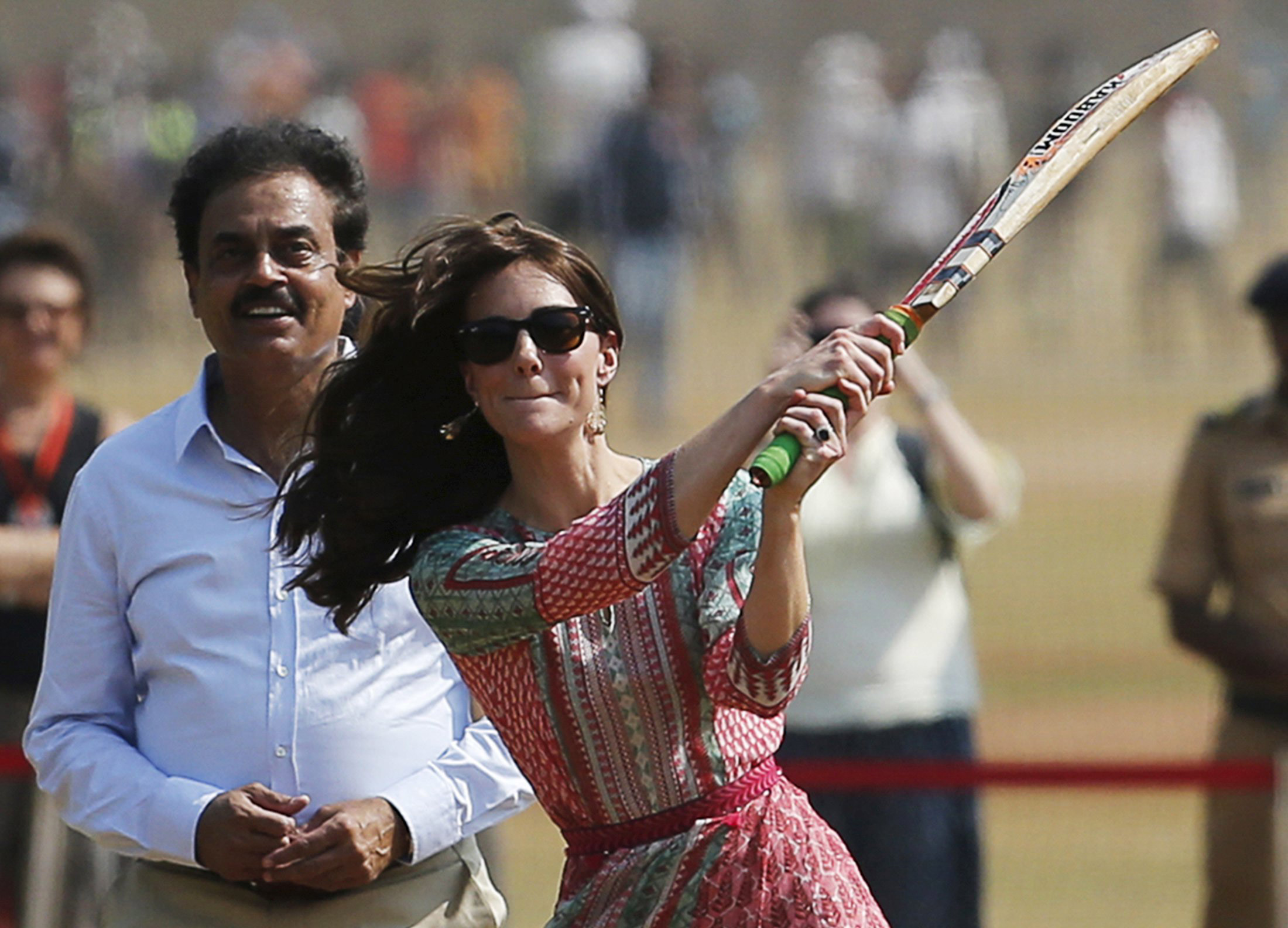 Britain's Catherine, Duchess of Cambridge, plays cricket with children at a ground in Mumbai, India, April 10, 2016. REUTERS/Danish Siddiqui TPX IMAGES OF THE DAY