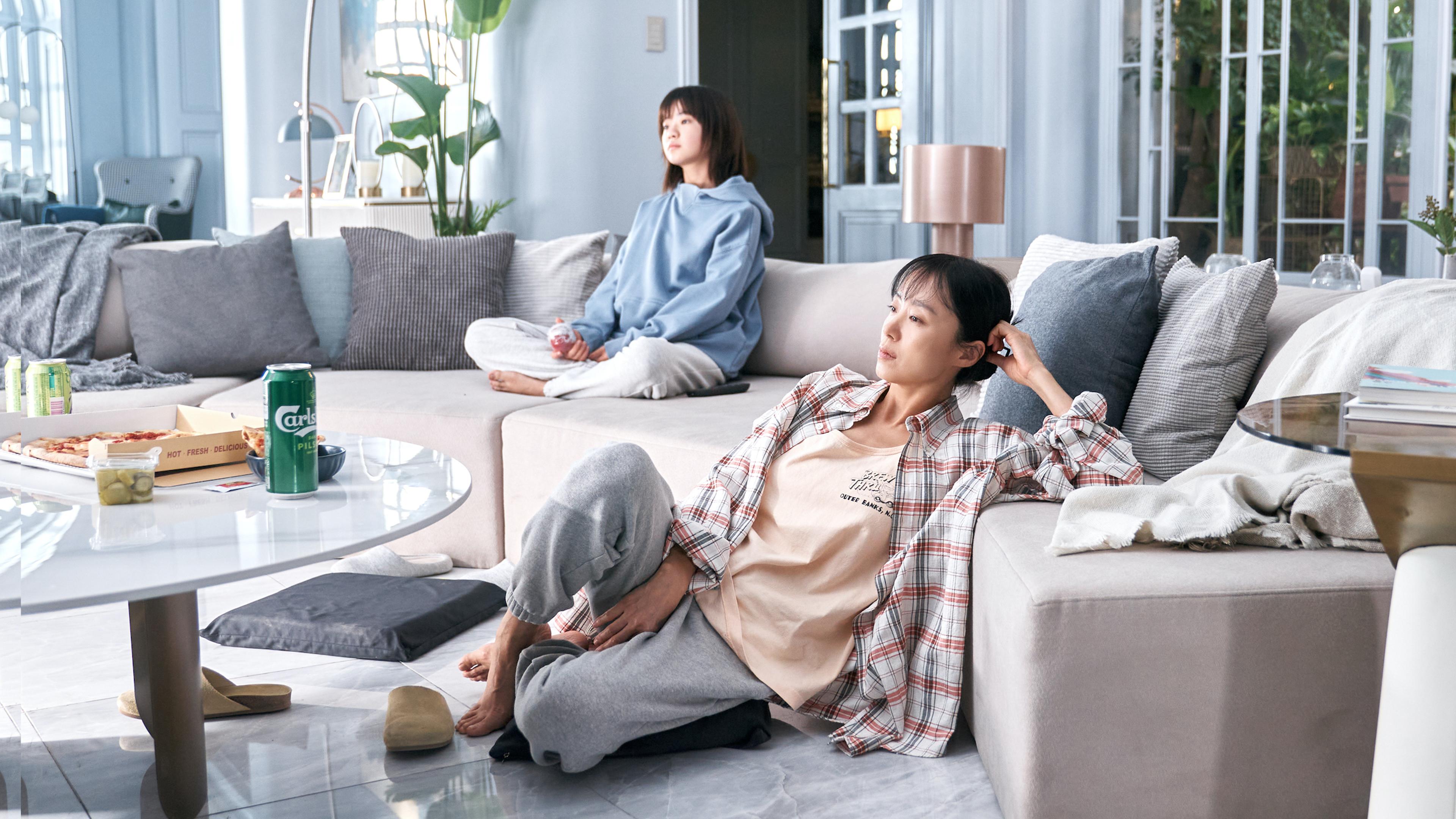 Mother and daughter Gil Jae-young (Kim Si-A) and Gil Boksoon (Jeon Do-yeon) watch the news together.