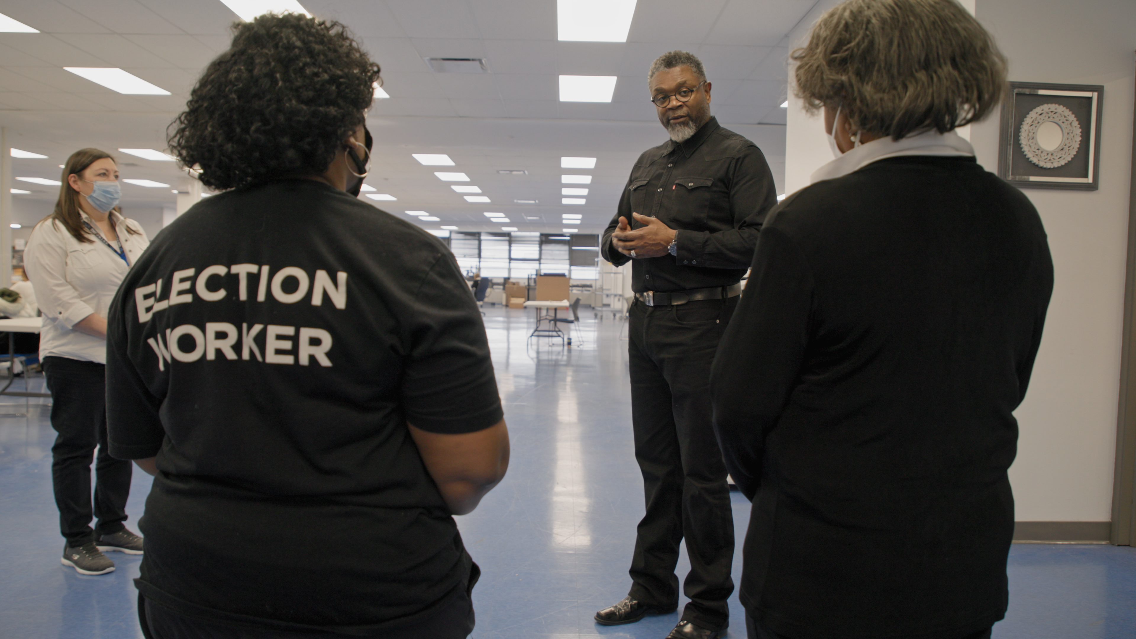 DanielBaxterSpeakingwithElectionWorkersInDetroit