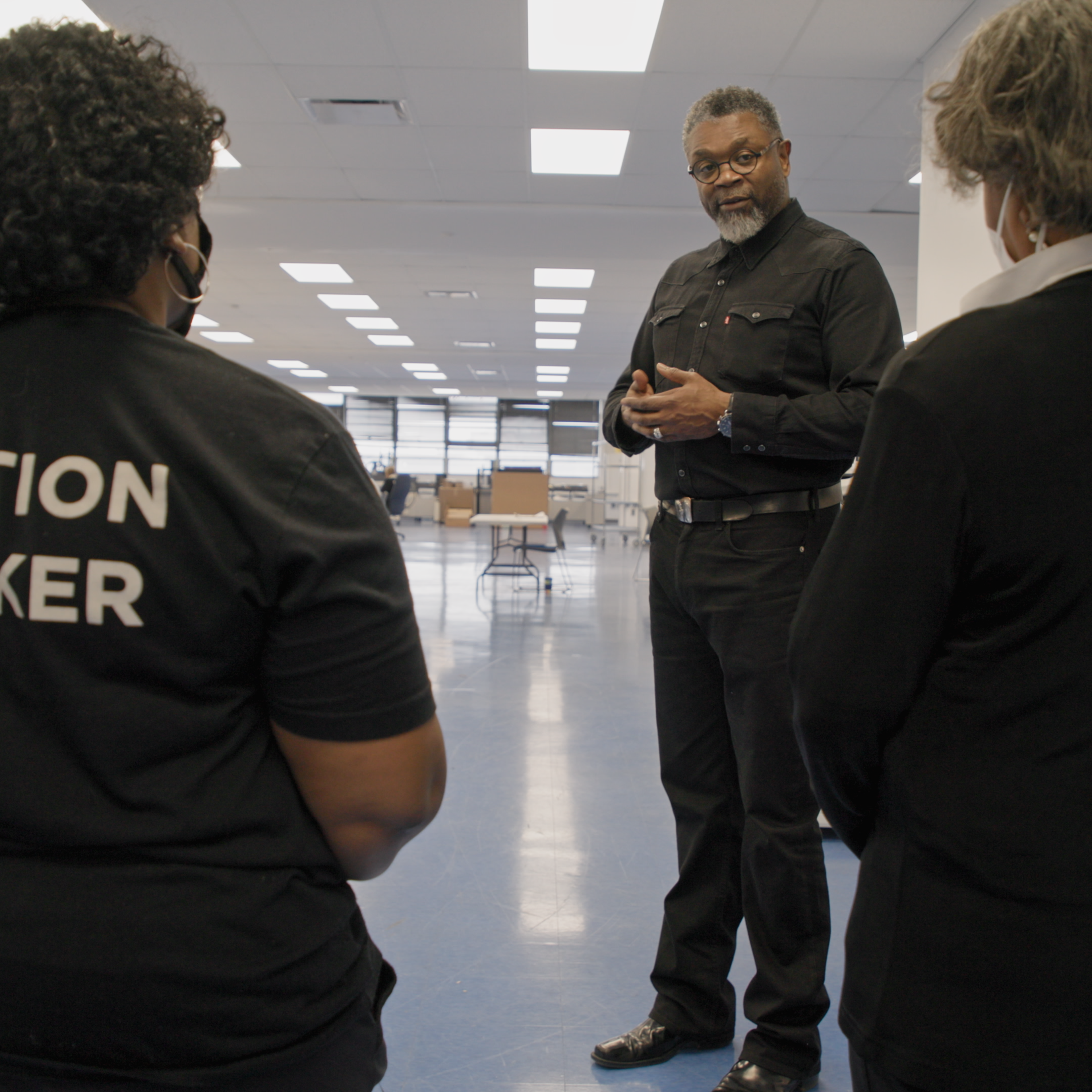 DanielBaxterSpeakingwithElectionWorkersInDetroit