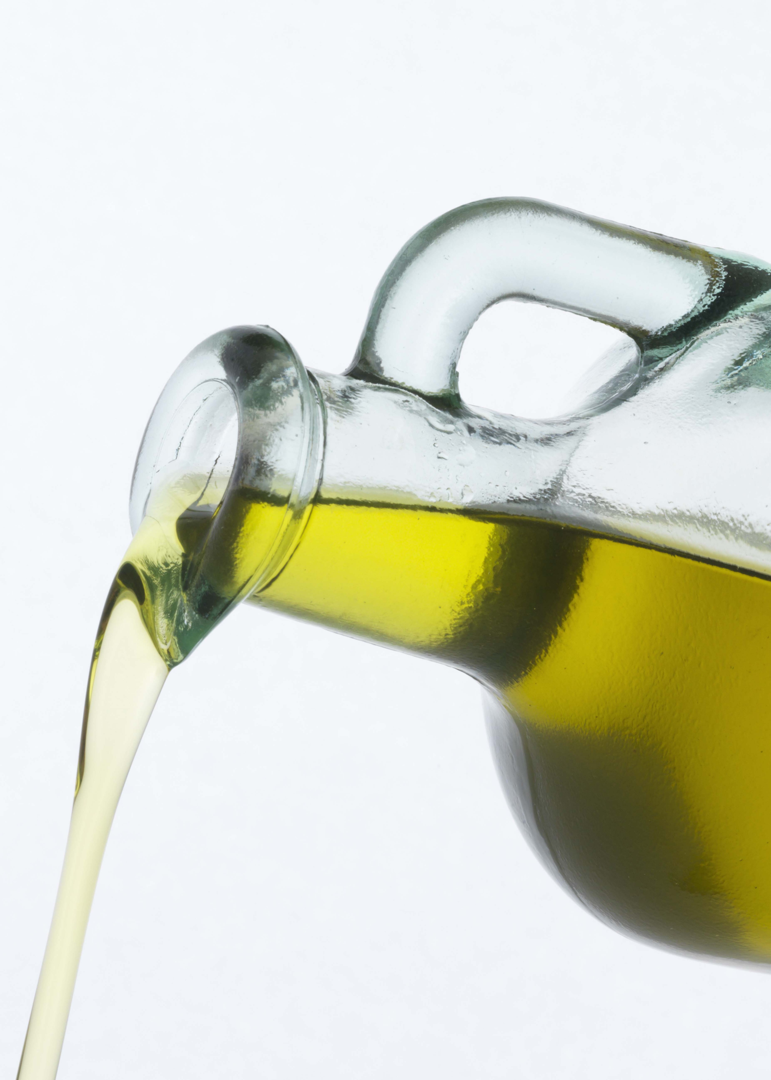 olive oil pouring