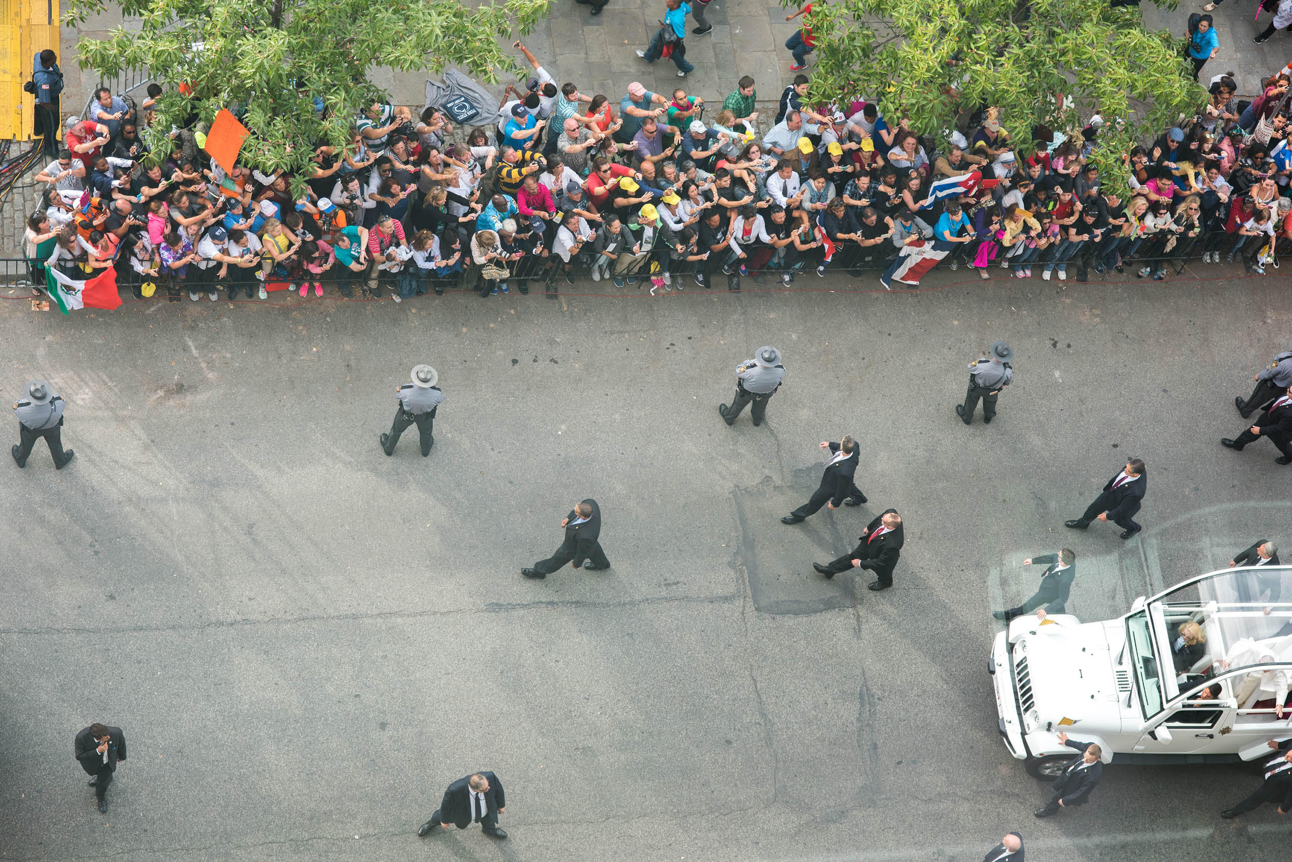 Pope Francis passes the crowds in his pope mobile on his way to speak at Independence Hall in Philadelphia, PA. Sept, 26, 2015.