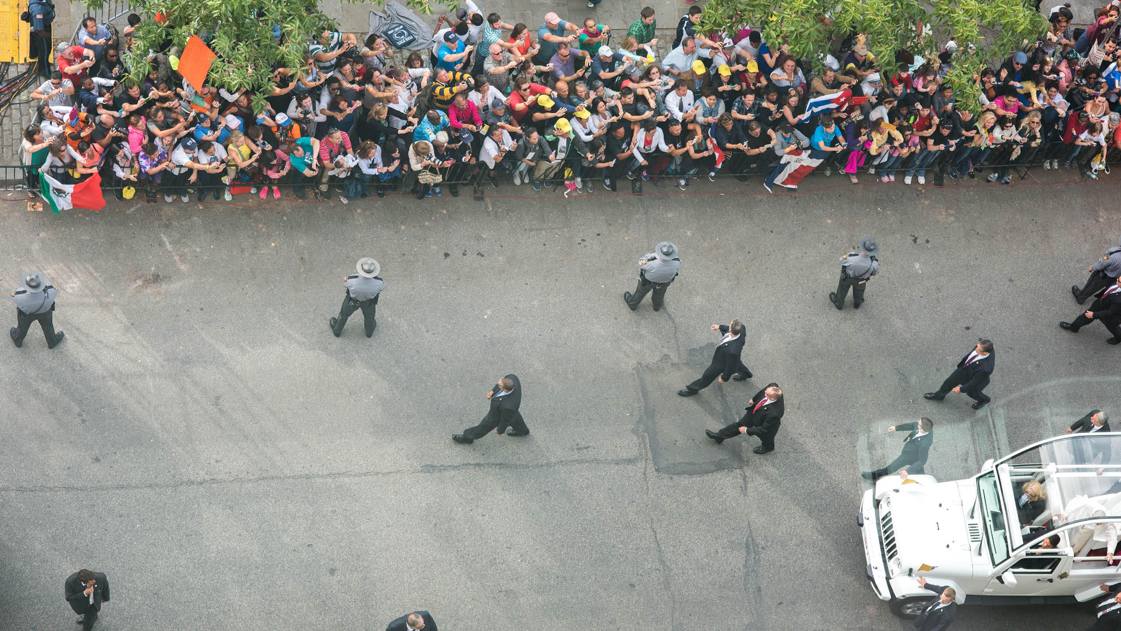 Pope Francis passes the crowds in his pope mobile on his way to speak at Independence Hall in Philadelphia, PA. Sept, 26, 2015.