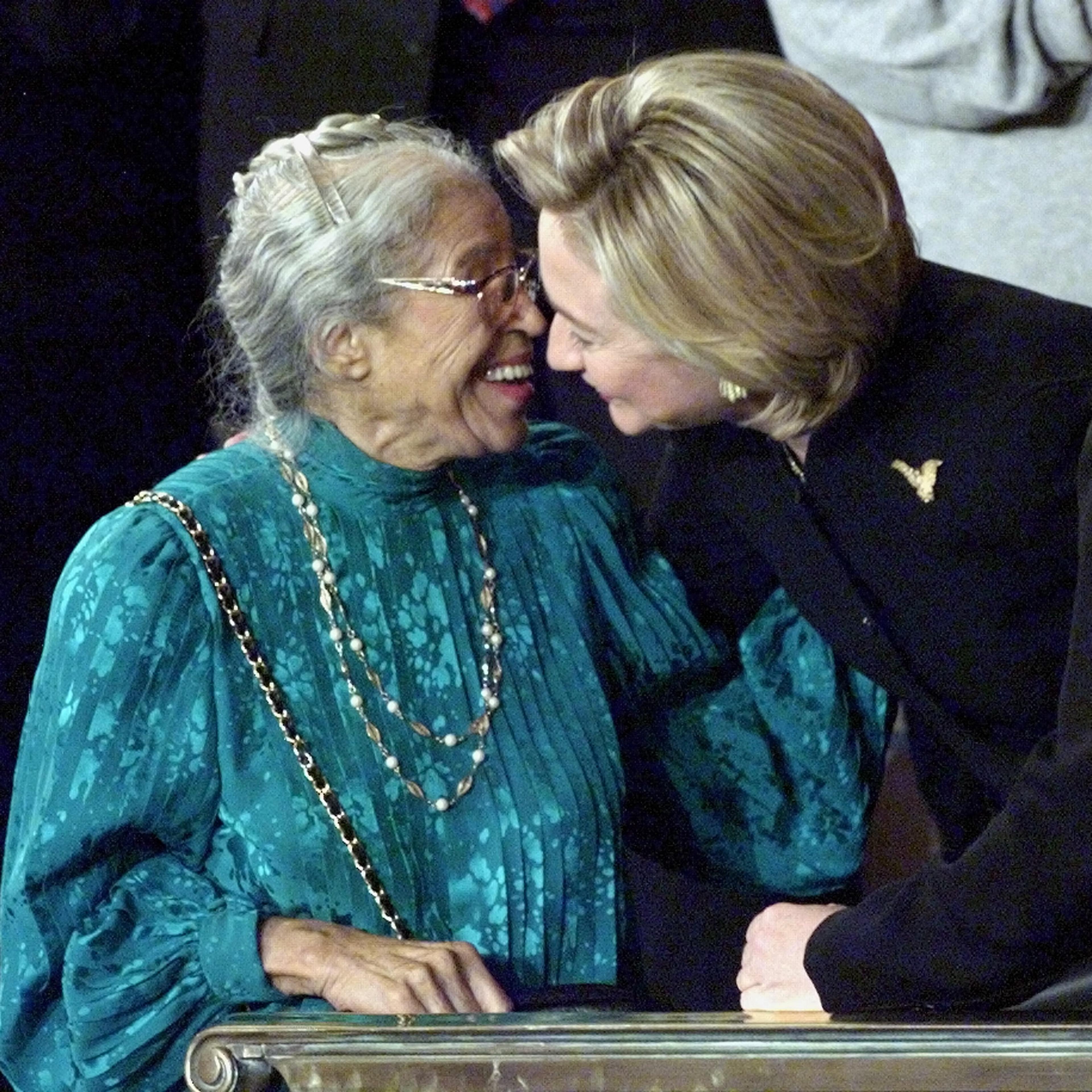 US First Lady Hillary Clinton(R) exchanges kisses