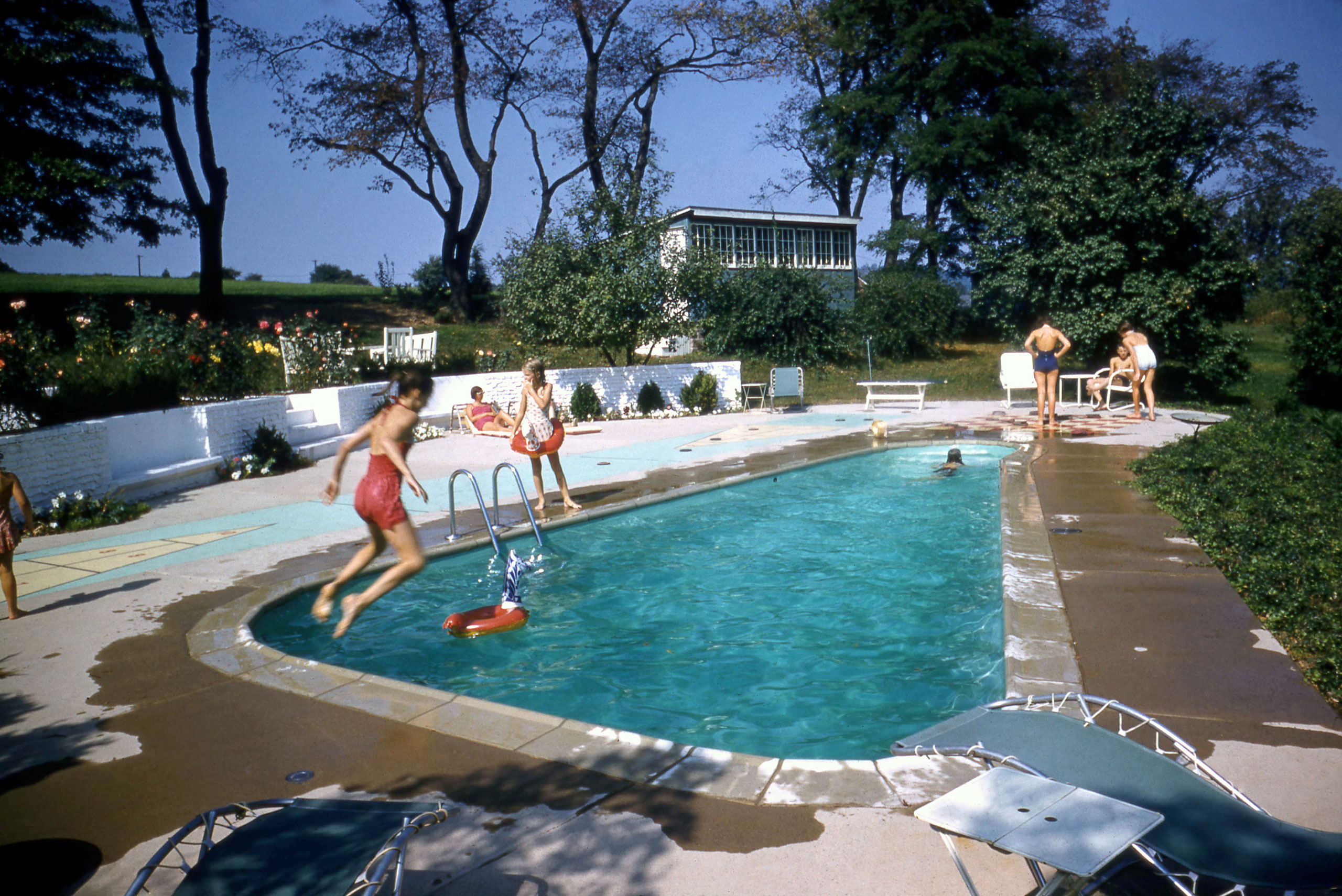 Swimming Season: Vintage Poolside Photos From 1960