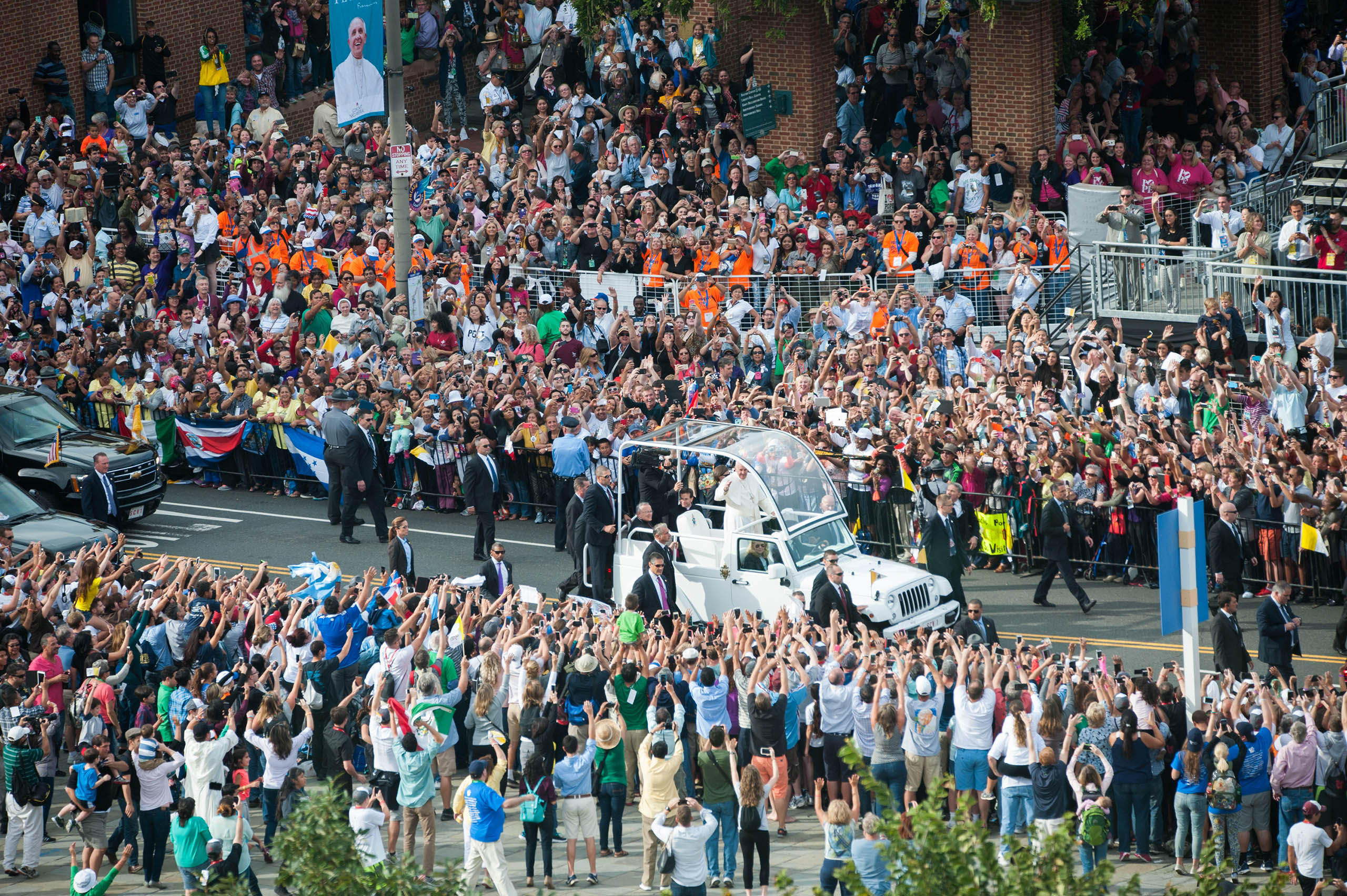 Pope Francis greets the crowd from the pope mobile as he arrives at Independence Mall in Philadelphia, PA. Sept, 26, 2015.