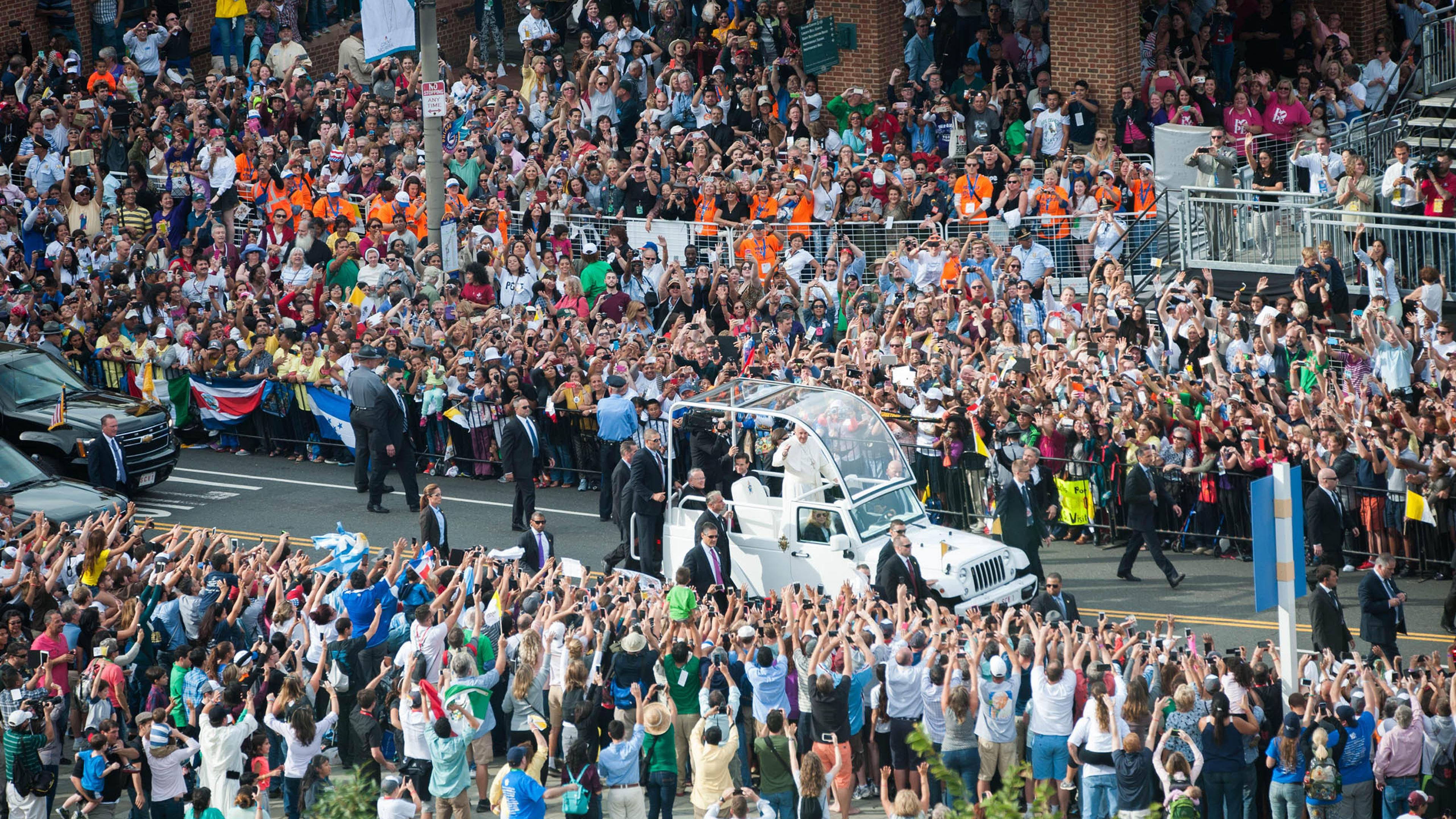 Pope Francis greets the crowd from the pope mobile as he arrives at Independence Mall in Philadelphia, PA. Sept, 26, 2015.