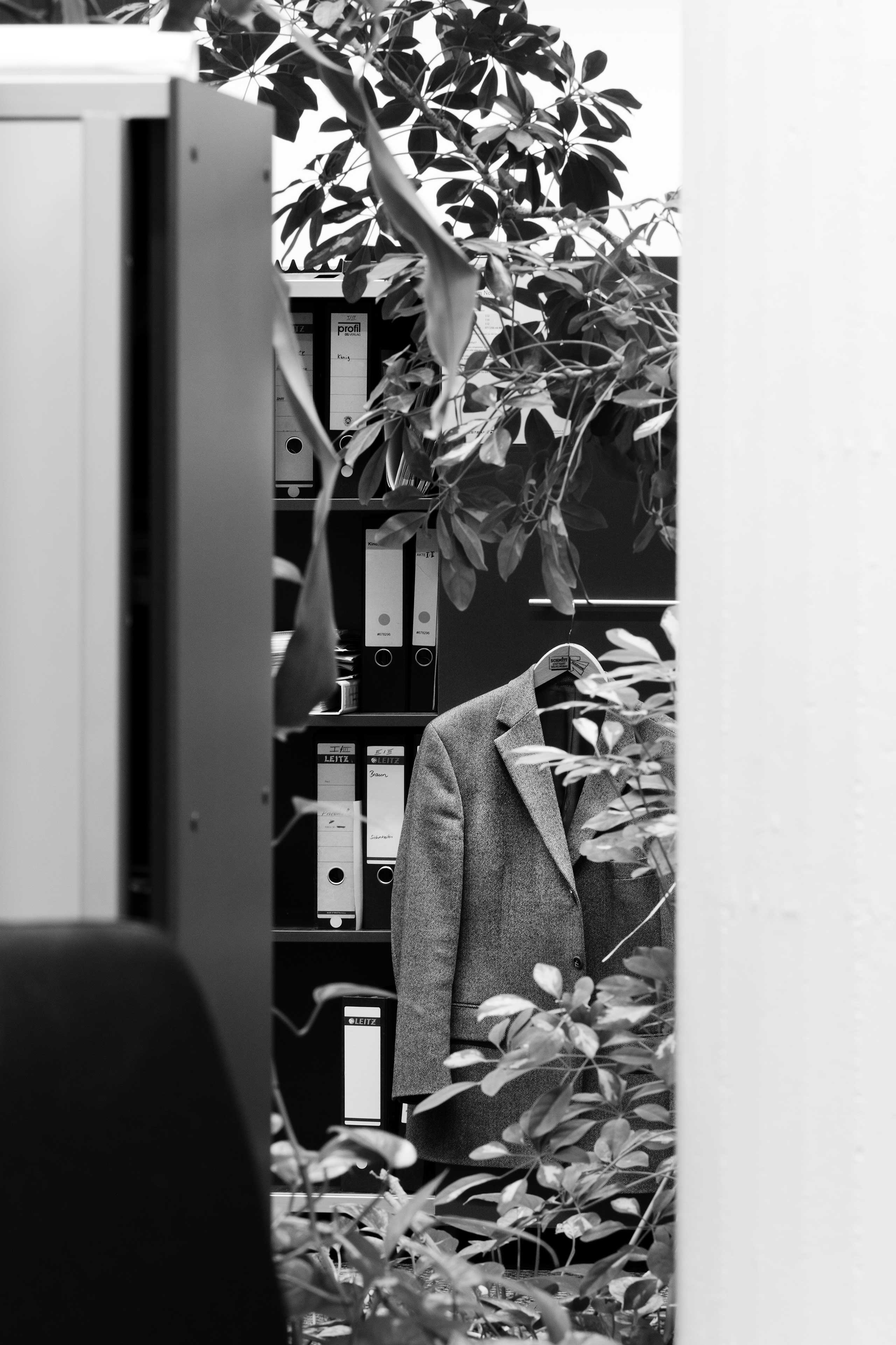 Overgrown suit jacket and filing cabinet. Open space office, private bank, Stuttgart.
Series: Büropflanze
2012. 
