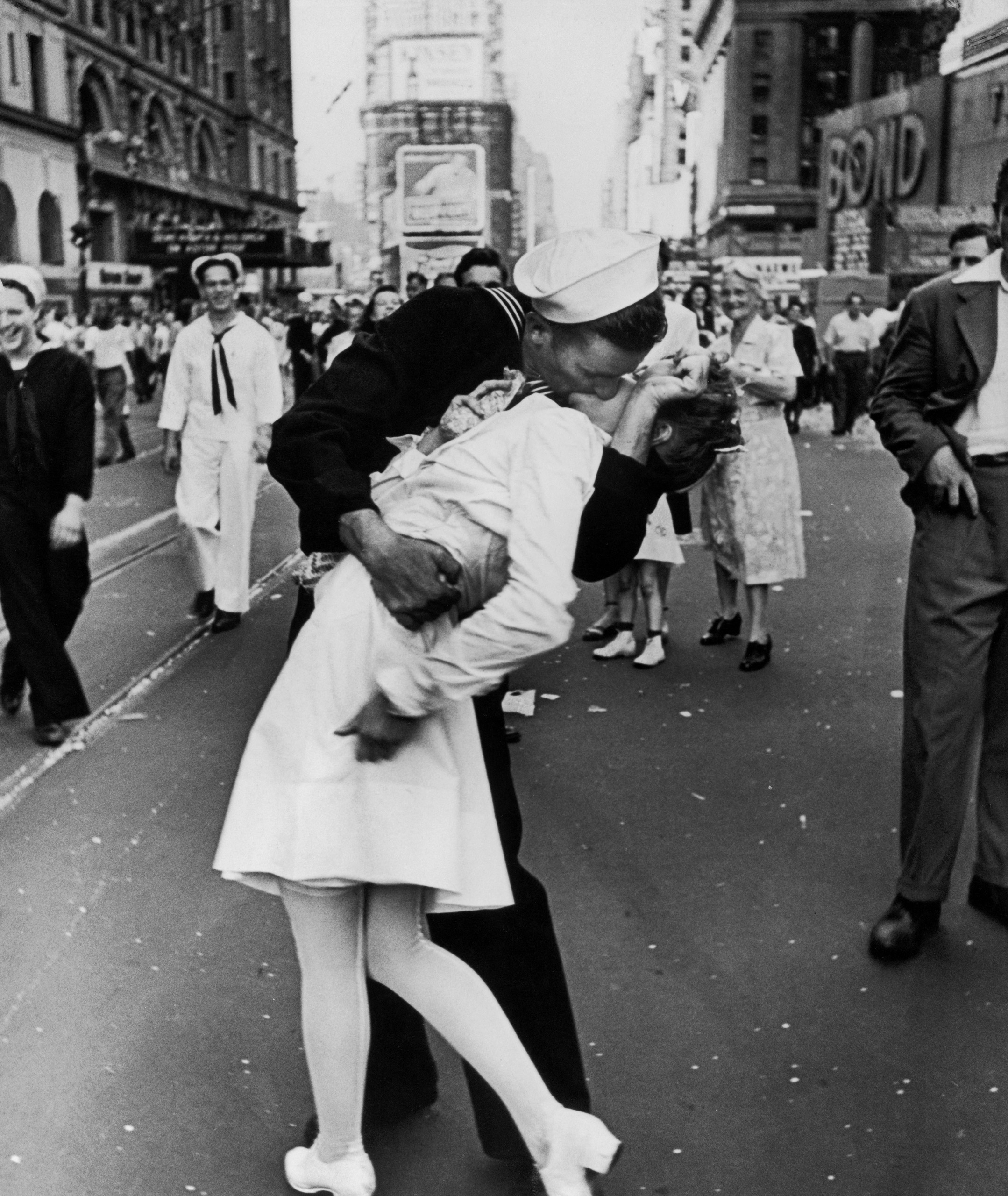 V-J Day Kiss in Times Square: Go Behind the Lens of That Famous Photo