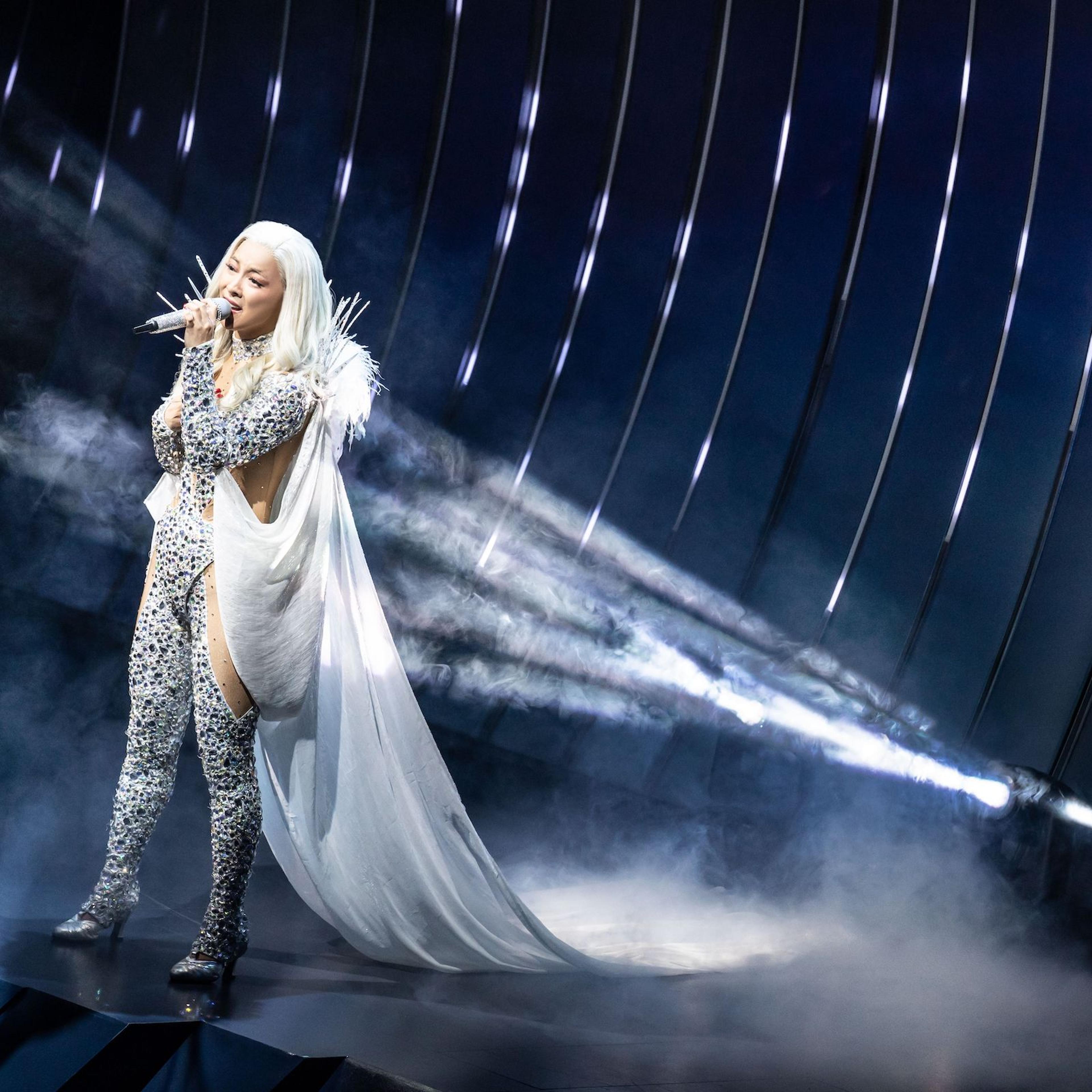 kpop-luna-broadway-stage