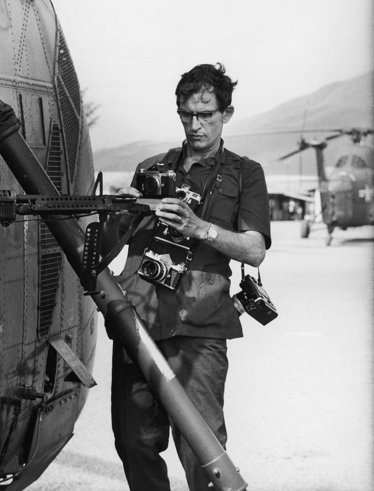 ZOOM　larry burrows Vietnam War: Looking Again at Larry Burrows' Photo, 'Reaching Out'