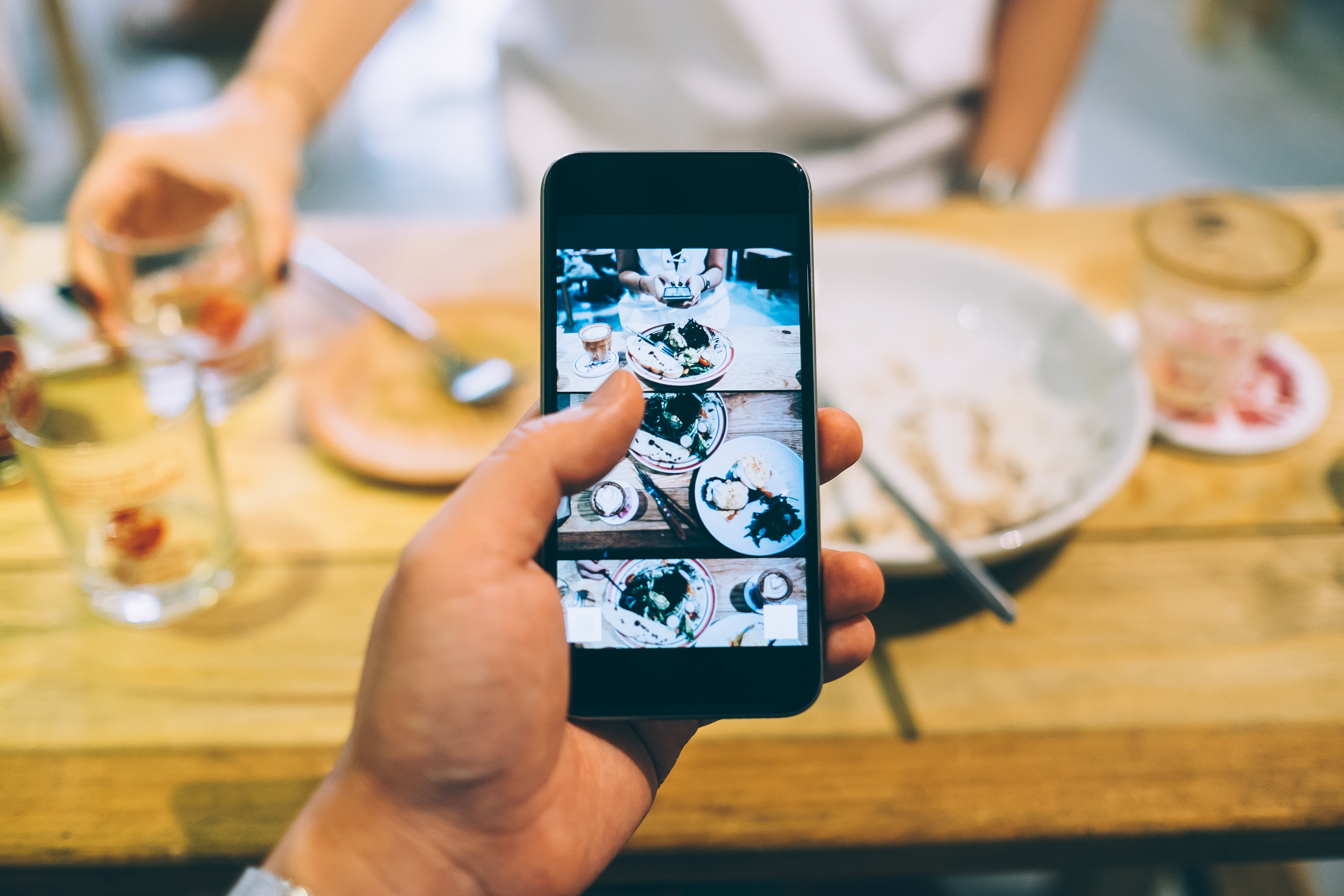 Capturing the meal with smartphone in cafe