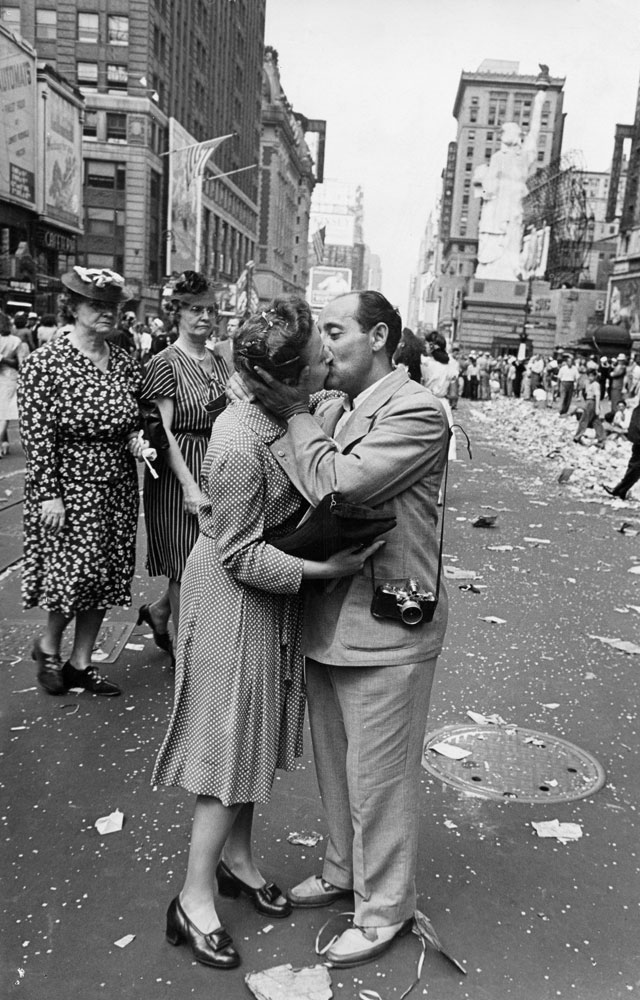 勝利のキス　像　V-J Day in Times Square V-J Day: A Sailor and a Nurse in Times Square and Other Celebrations