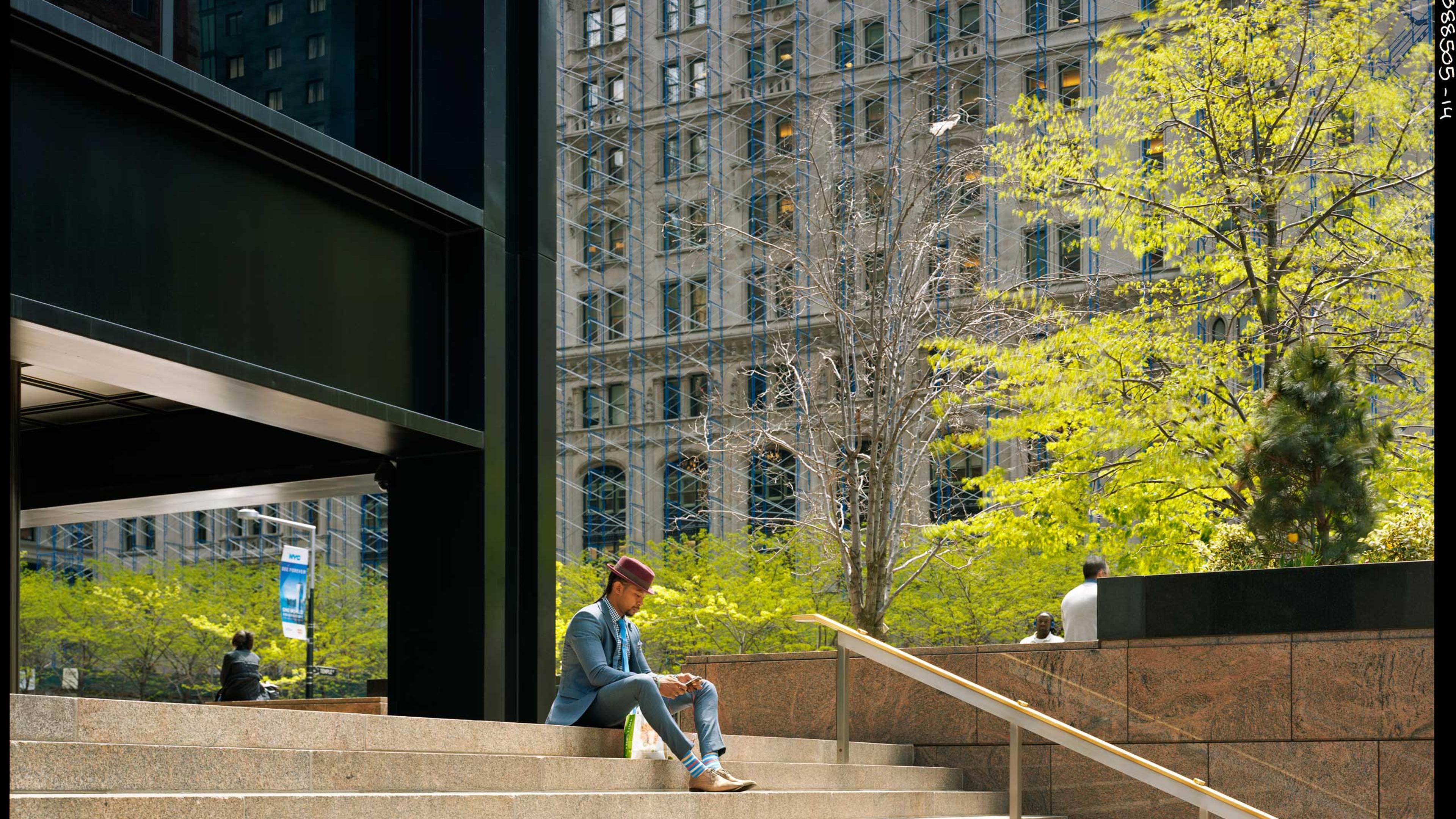 <b>Translation of caption from <em>Liberation:</em><b> 1:30 pm, May 2, 2017. Wall Street, at the corner of Brooks Brothers.
Mario Garcia, “case analyst”, is taking his lunch break. French politics? He doesn’t know much about it…only fashion interests him. Here in New York, of the 10,438 voters of the first round, 52.35% voted for Macron and only 3.15% for Marine Le Pen.