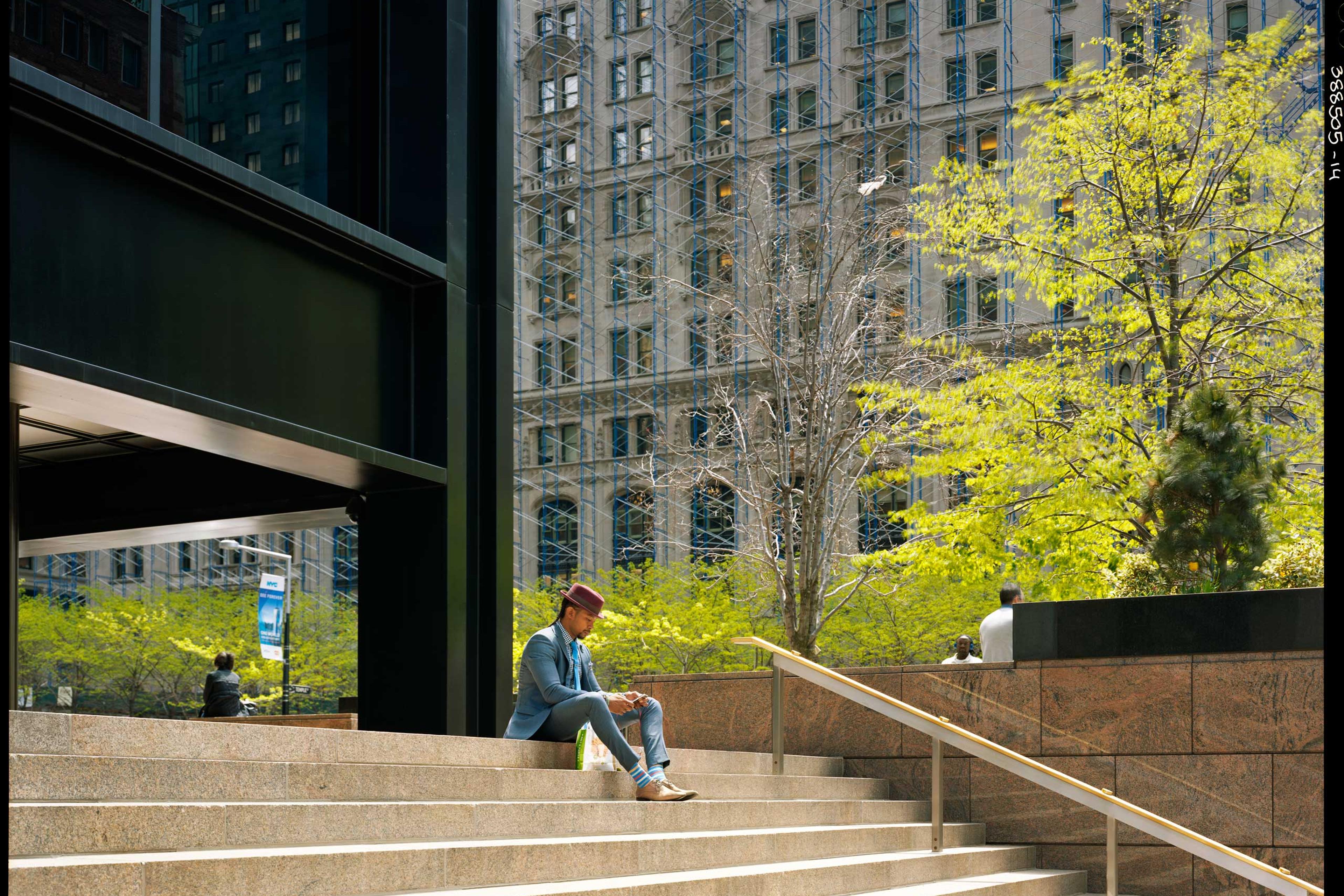 <b>Translation of caption from <em>Liberation:</em><b> 1:30 pm, May 2, 2017. Wall Street, at the corner of Brooks Brothers.
Mario Garcia, “case analyst”, is taking his lunch break. French politics? He doesn’t know much about it…only fashion interests him. Here in New York, of the 10,438 voters of the first round, 52.35% voted for Macron and only 3.15% for Marine Le Pen.