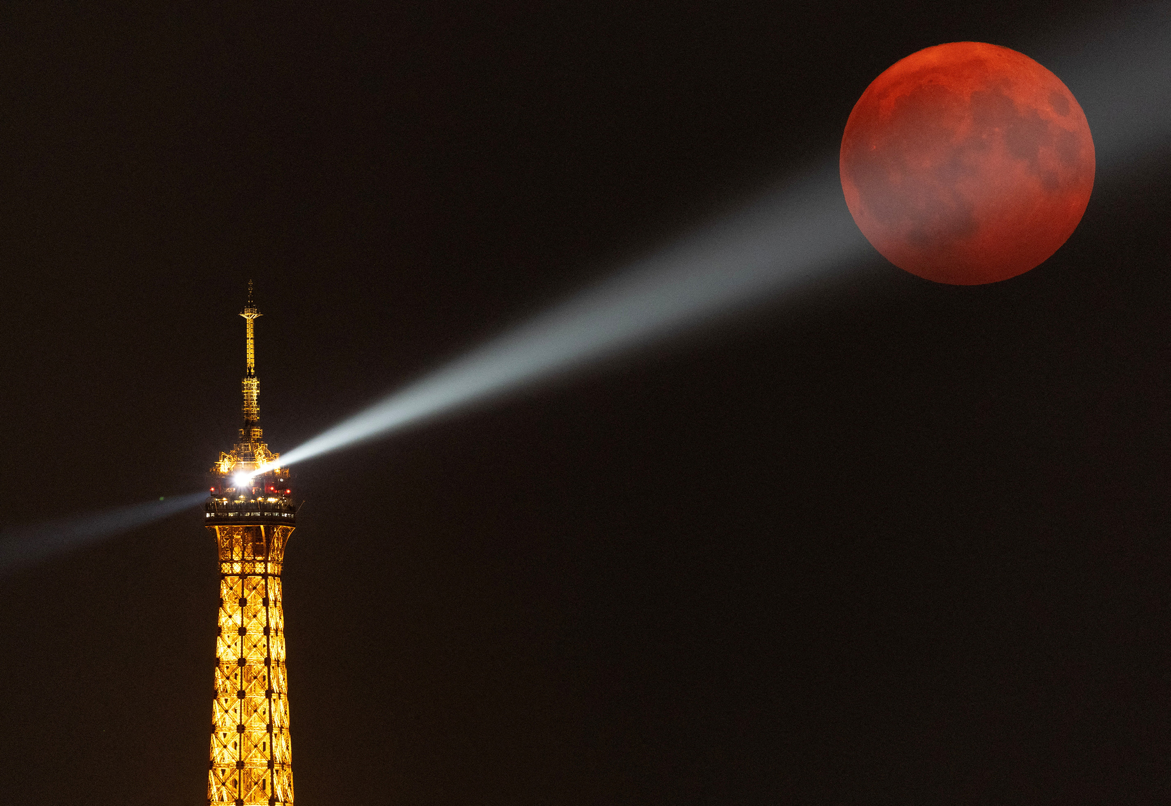 See the Rare Super Blue Moon in Photos