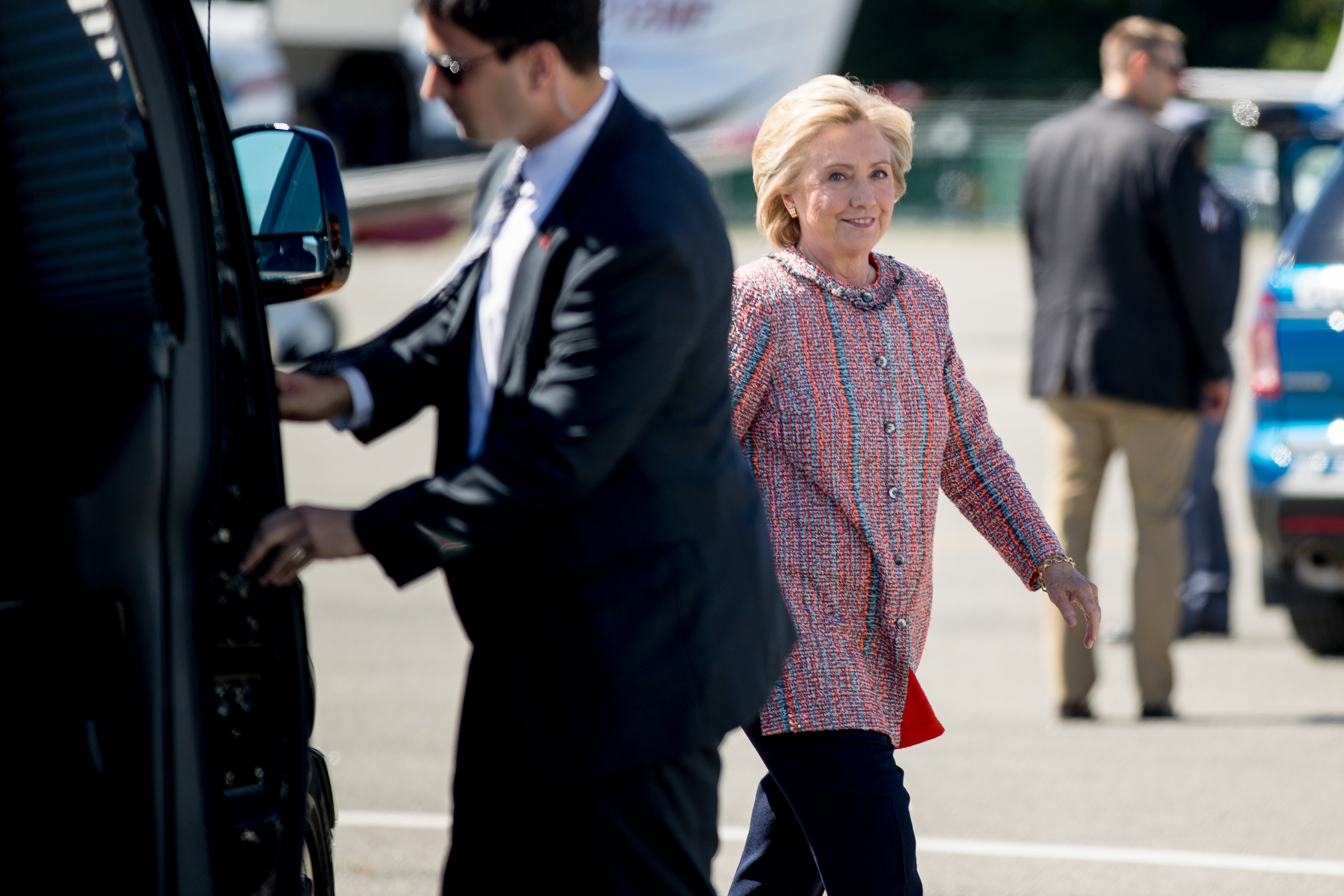 イルミナティカードBillClinton、HillaryClintonフリーメイ Hillary Clinton talks foreign policy with Pa. voters - WHYY