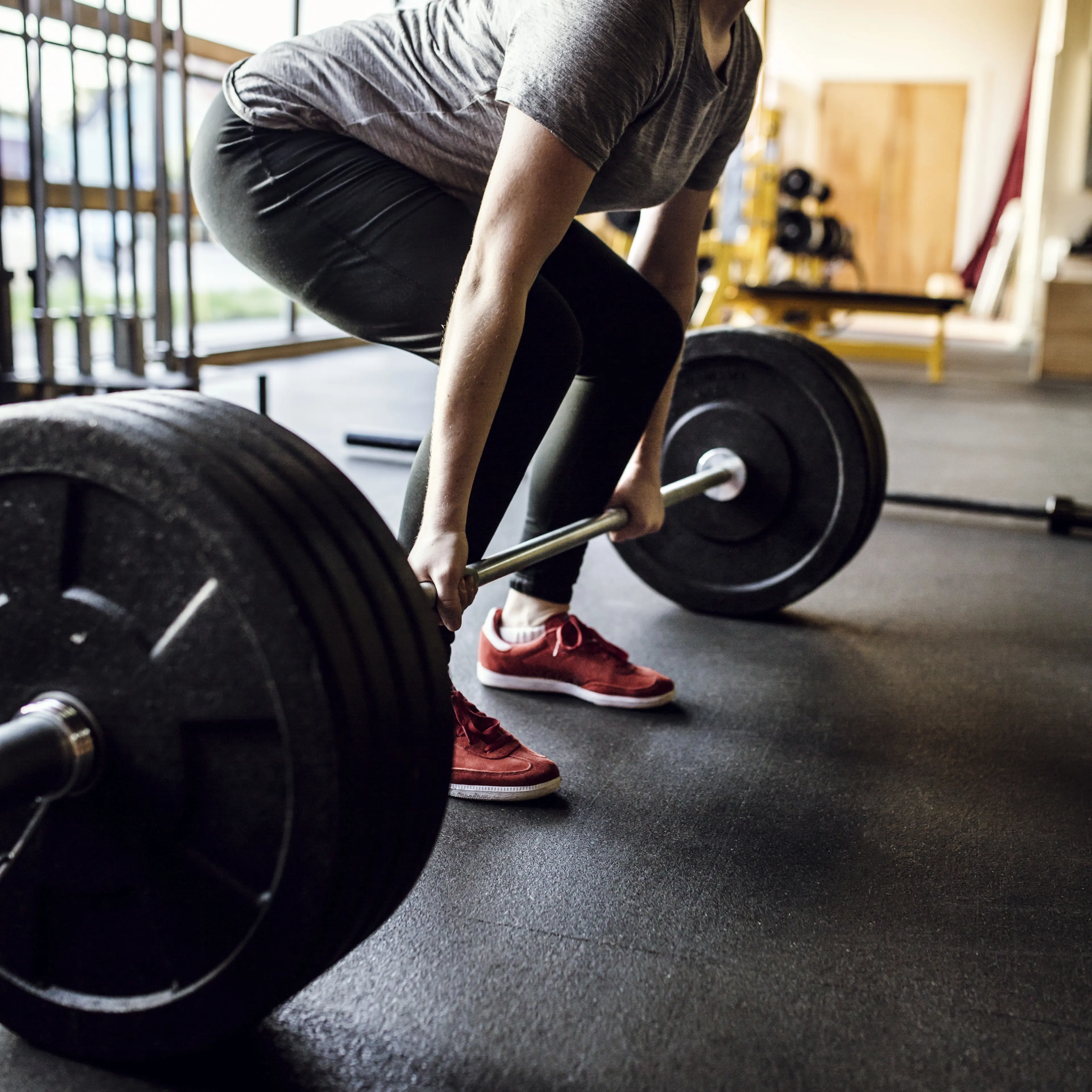 woman-doing-deadlift