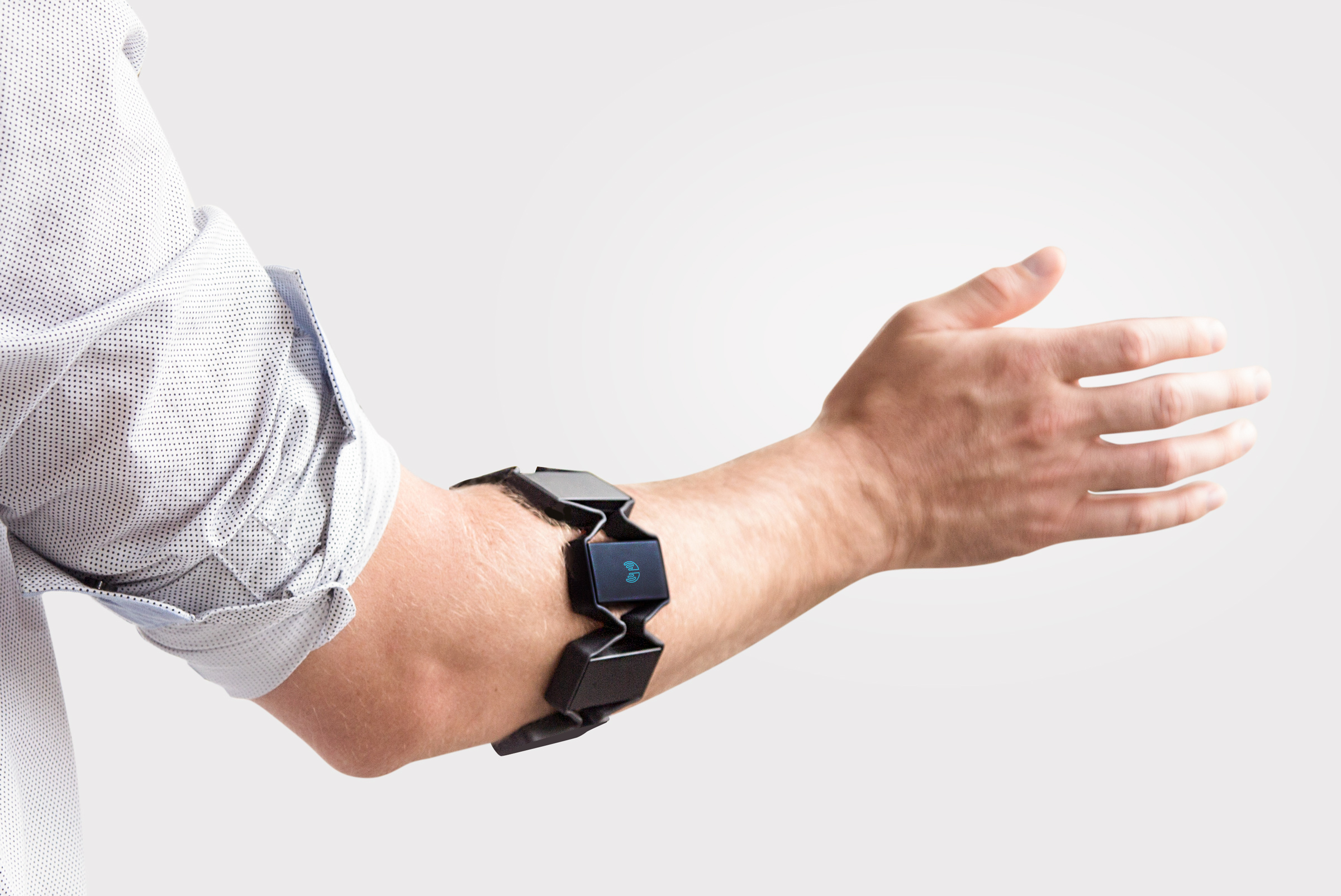 Review: Myo Armband Enables Gesture-Controlled Computing
