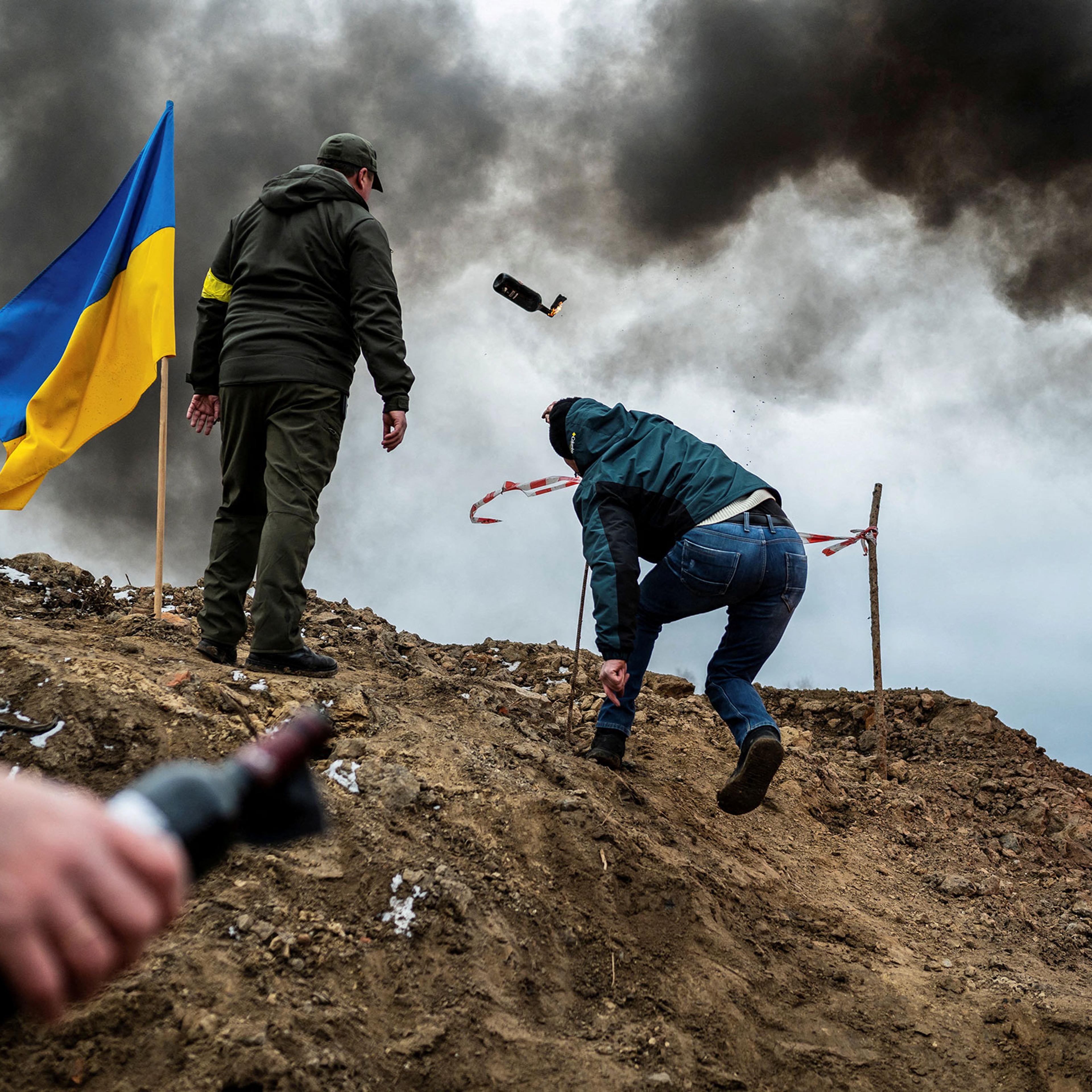 Civilians train to throw Molotov cocktails in Zhytomyr