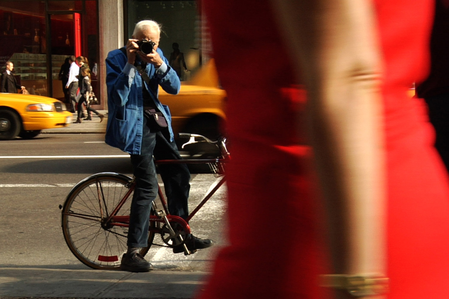 Bill Cunningham trendspotting in the streets of New York.