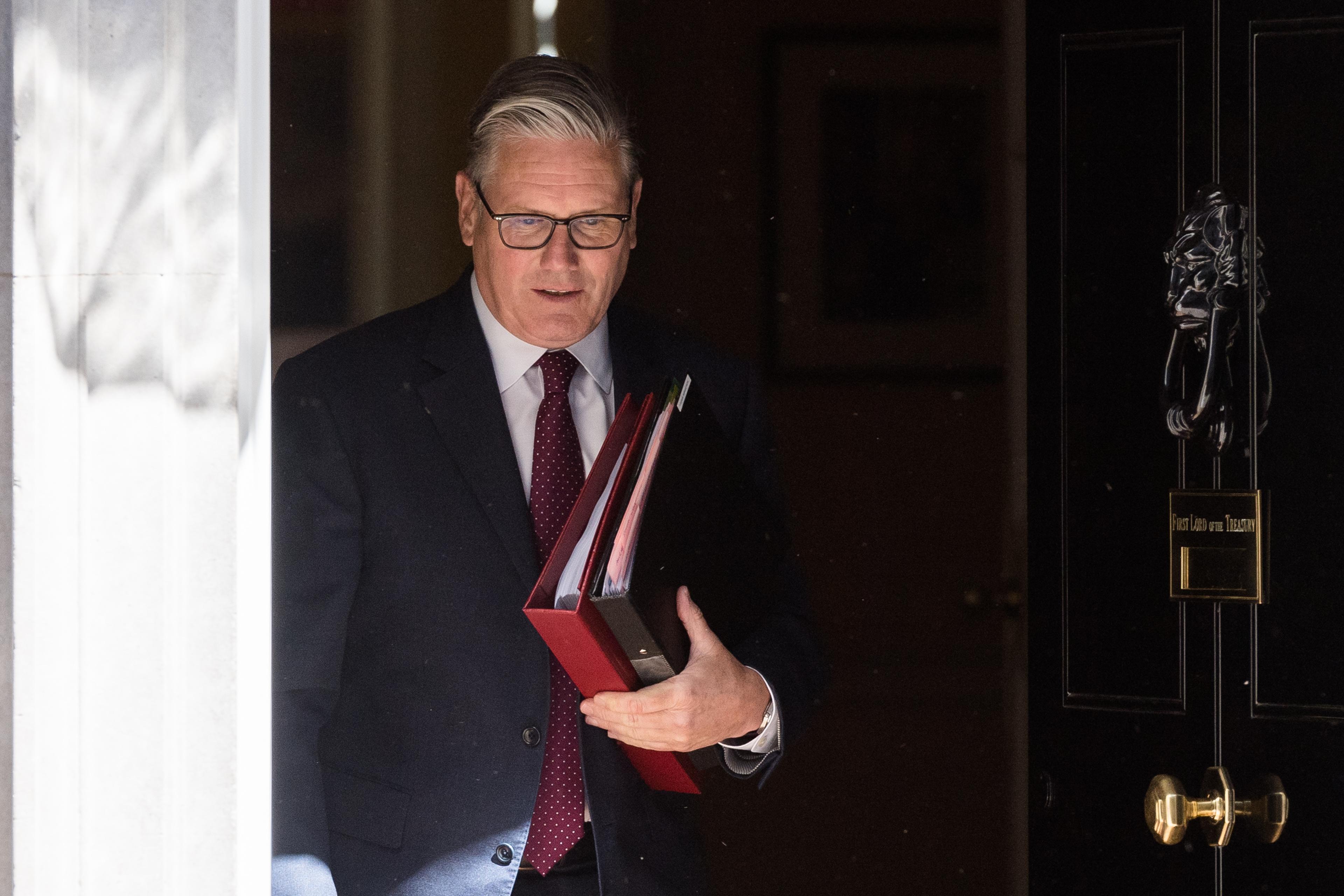 Starmer Refuses to Resign as Dozens in His Own Party Urge Him to Go