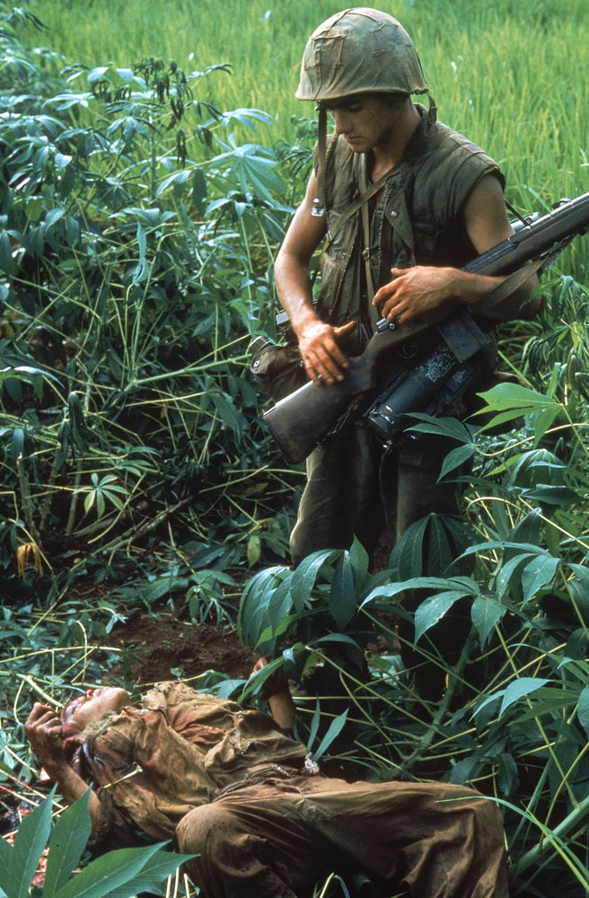 ZOOM　larry burrows Vietnam War: Looking Again at Larry Burrows' Photo, 'Reaching Out'