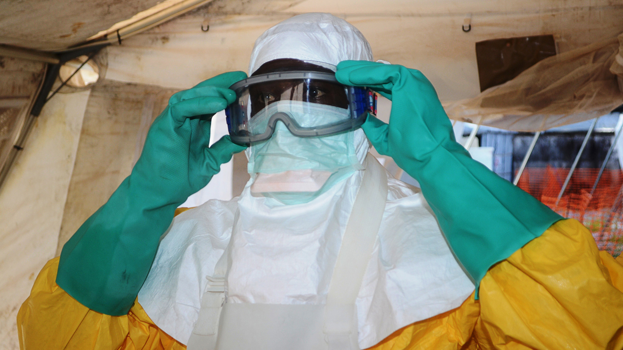 sexy ebola containment suit This is How Suits Protect Doctors From Ebola
